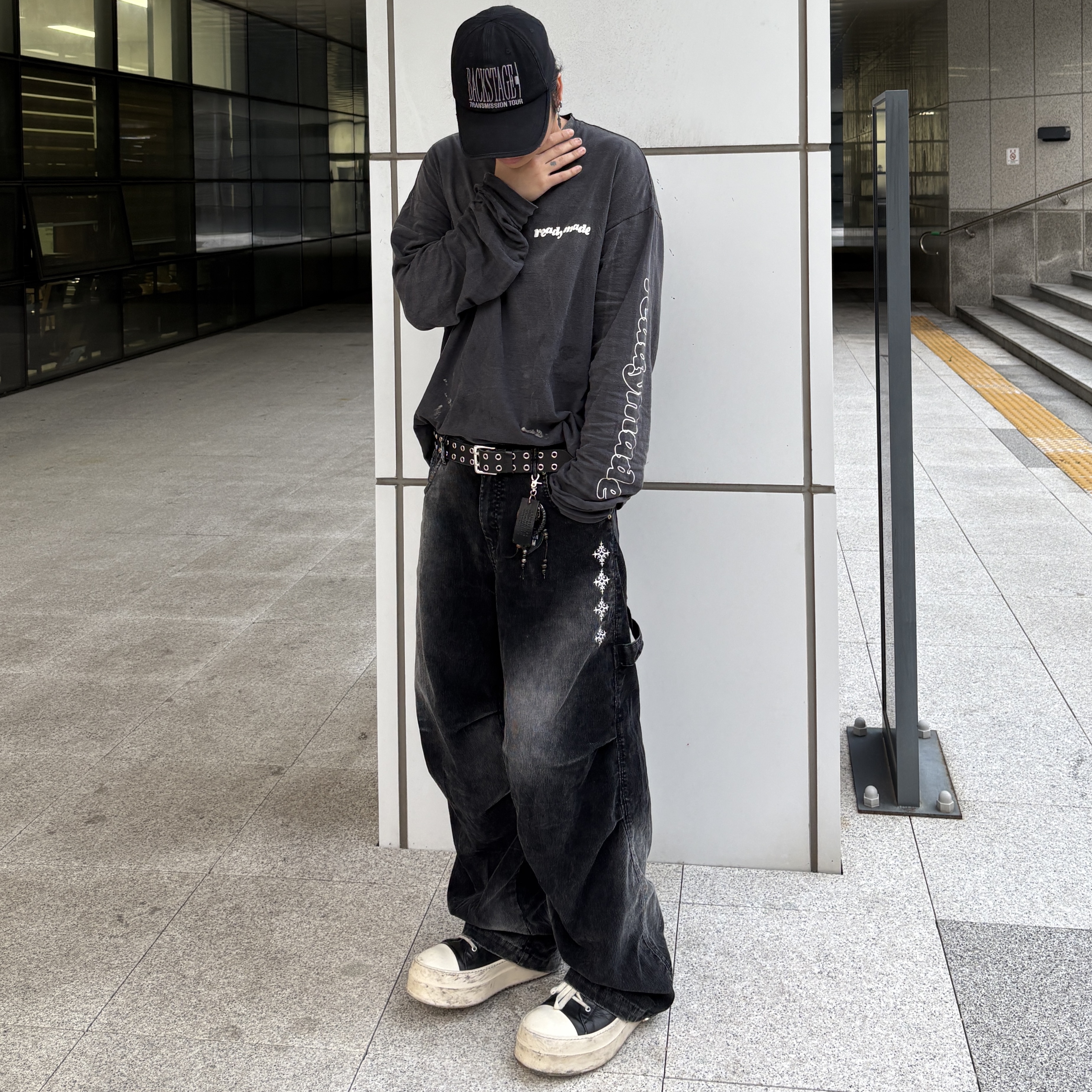 Flavorism Corduroy Wide Carpenter Pants Washed Black 착용 스타일