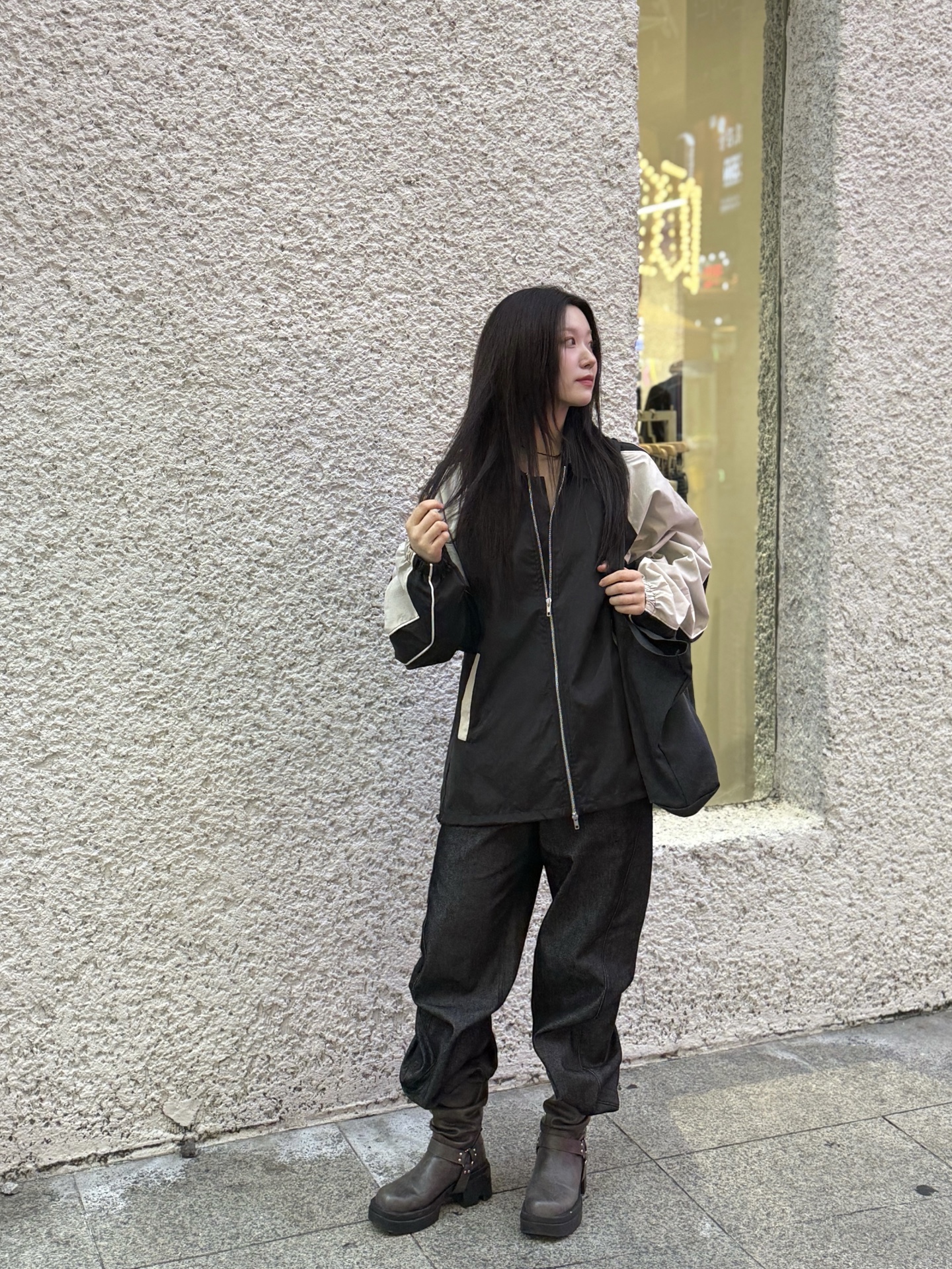 SLOW RECORD HOUSE Piping Line Windbreaker Black & Beige 착용 스타일 - 6