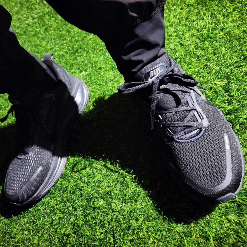 Nike Vomero 18 Black Dark Smoke Grey 착용 스타일 - 1