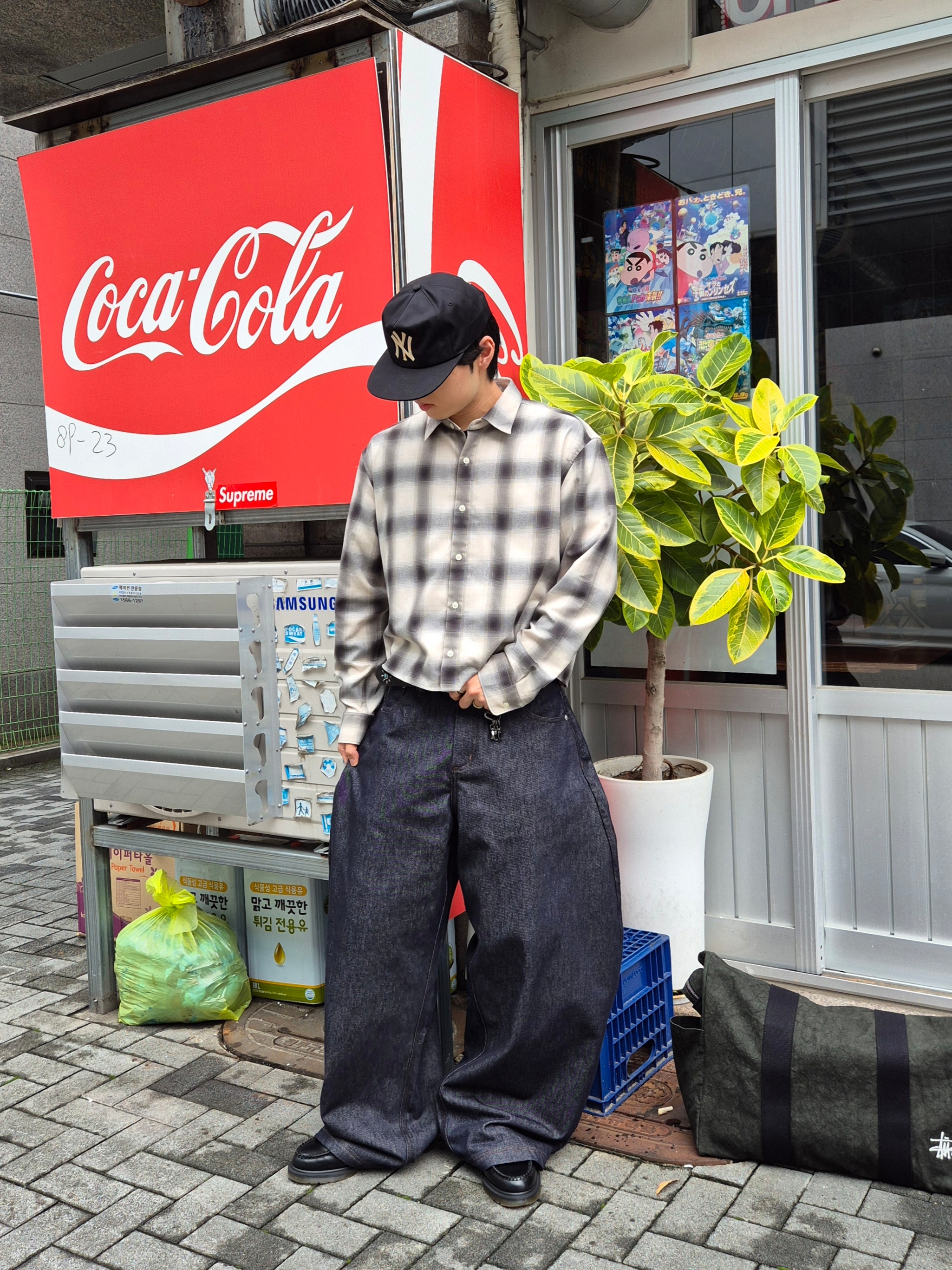 Stussy Canvas Flight Bag Washed Black, Dr. Martens Adrian Smooth Black 착용 스타일 - 5