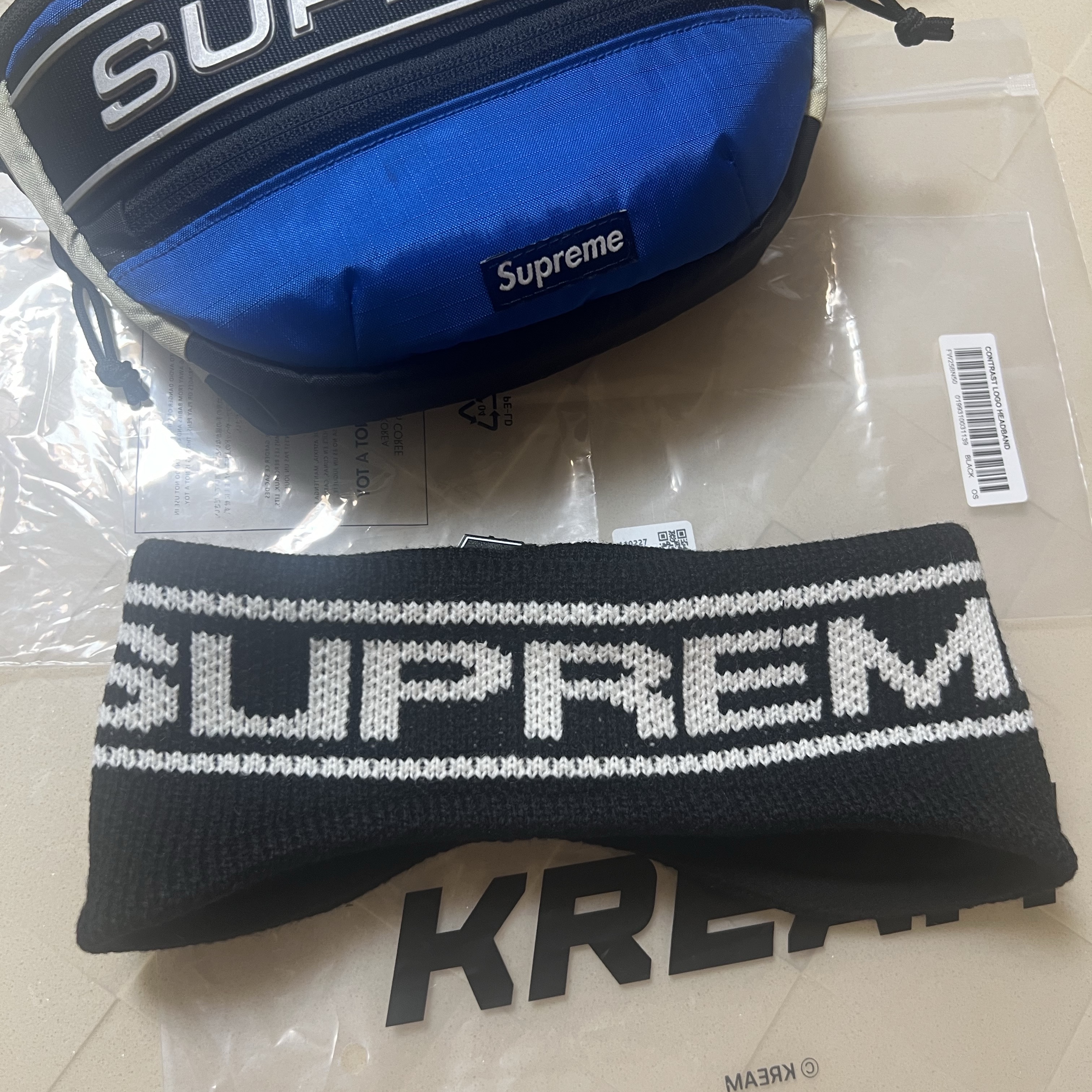 Supreme Contrast Logo Headband Black - 25FW, Supreme Waist Bag Blue - 23FW 착용 스타일 - 4