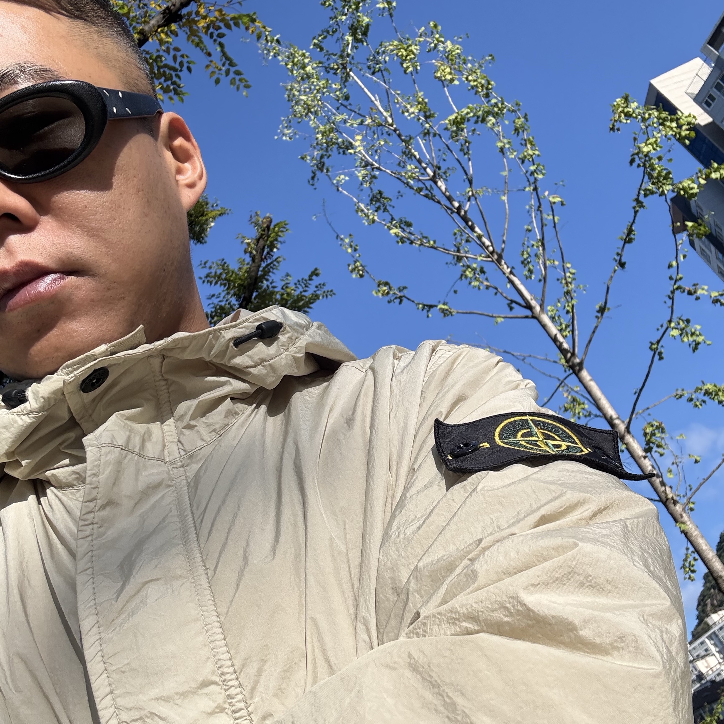 Stone Island 4100092 Crinkle Reps R-NY Wind Resistant Anti Drop Hooded Jacket Sand - 25SS 착용 스타일