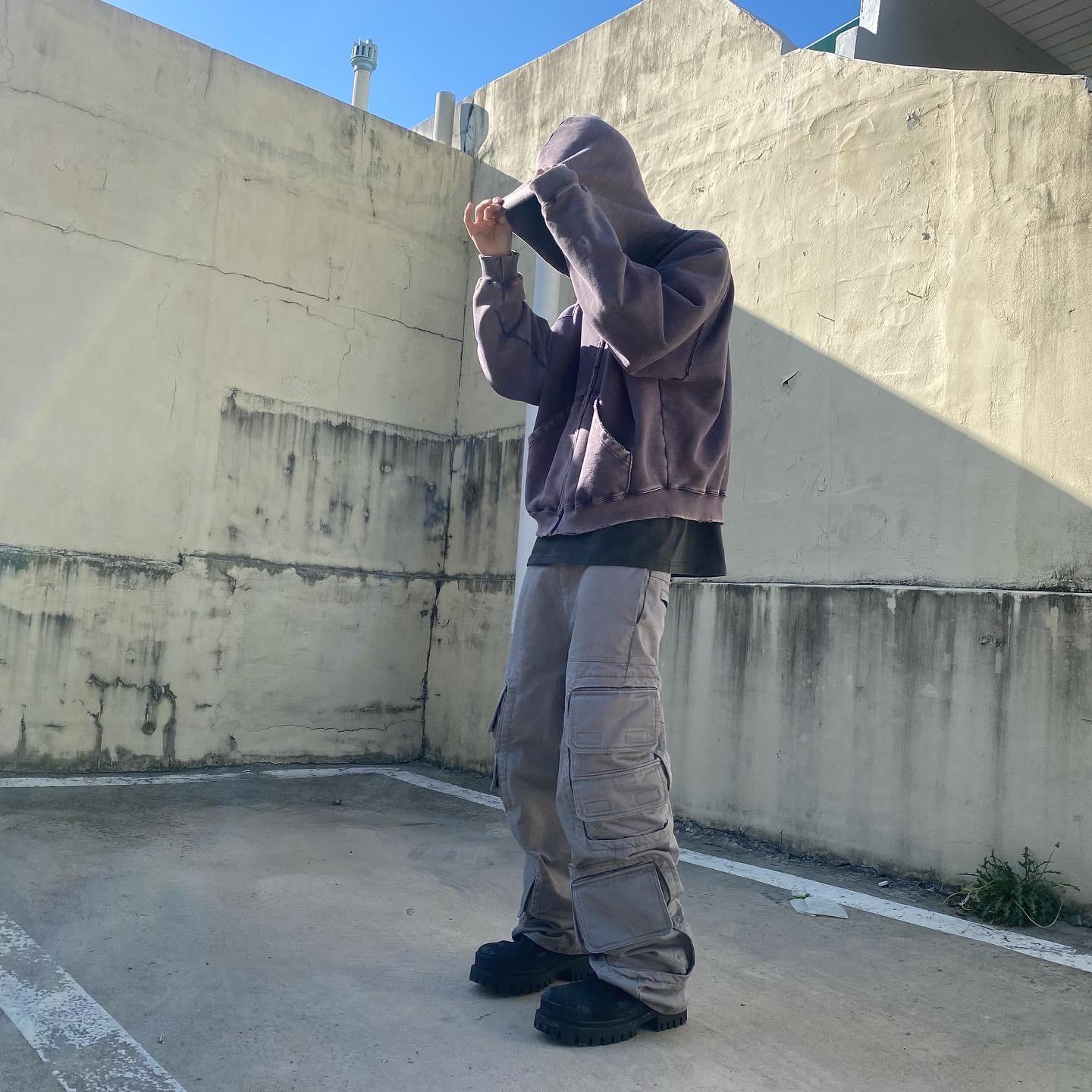 Balenciaga Combat Strike 20mm Boots Black, Farfromwhat Far Washed Cargo Pants Gray 착용 스타일 - 1