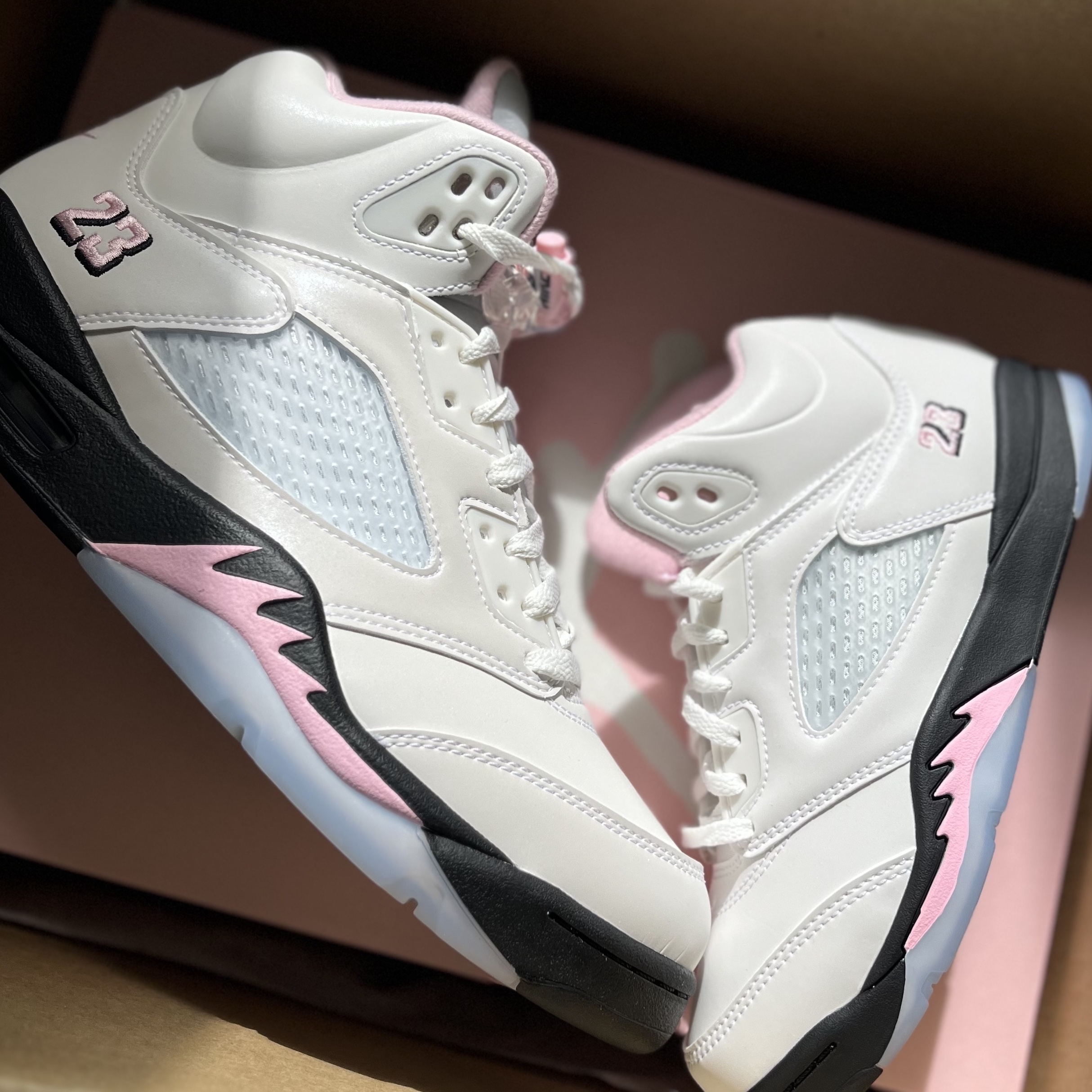 Jordan 5 Retro White Medium Soft Pink 착용 스타일 - 2