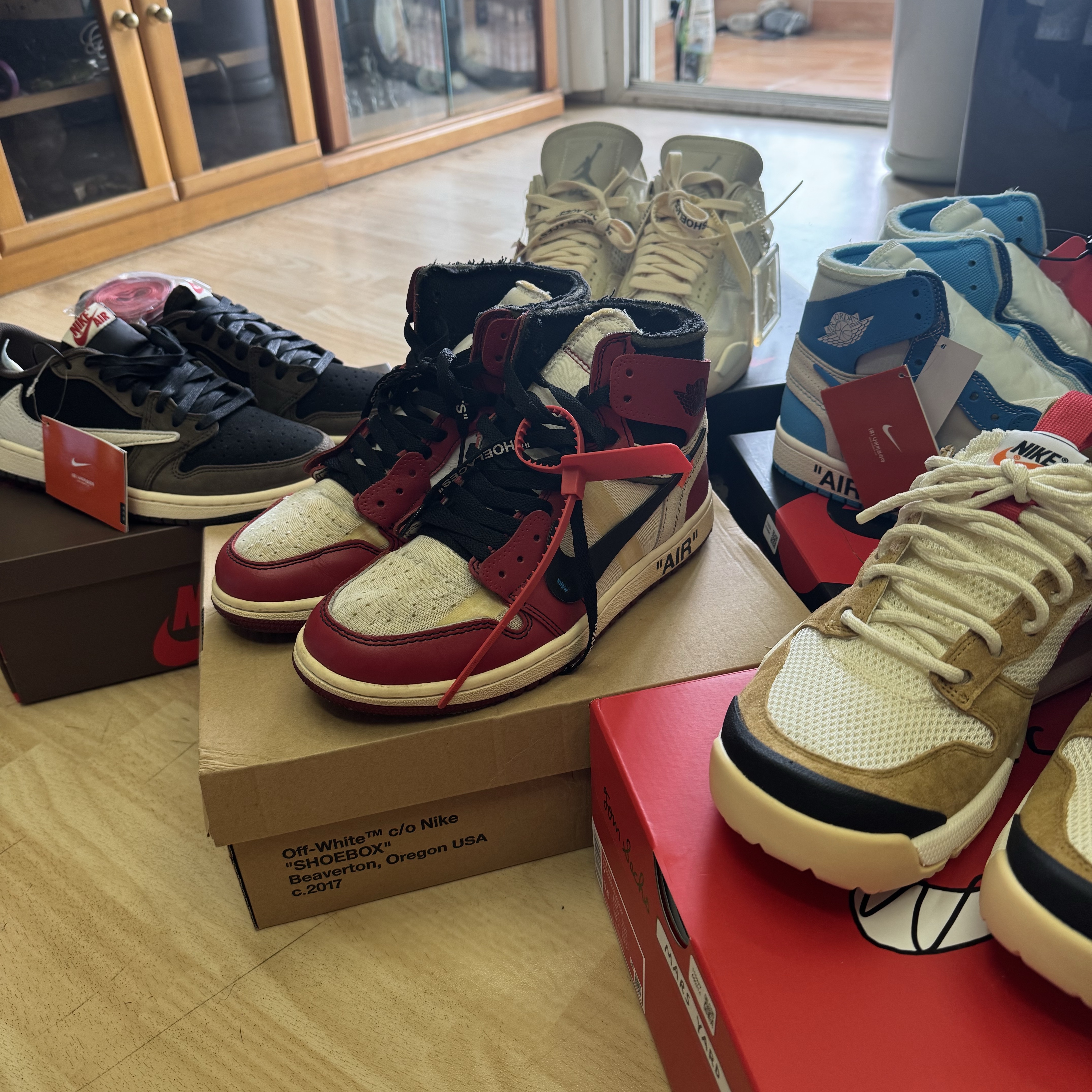 Nike x Tom Sachs Mars Yard Shoe 3.0 Space Camp, Jordan 1 x Off-White Retro High Chicago The Ten 착용 스타일
