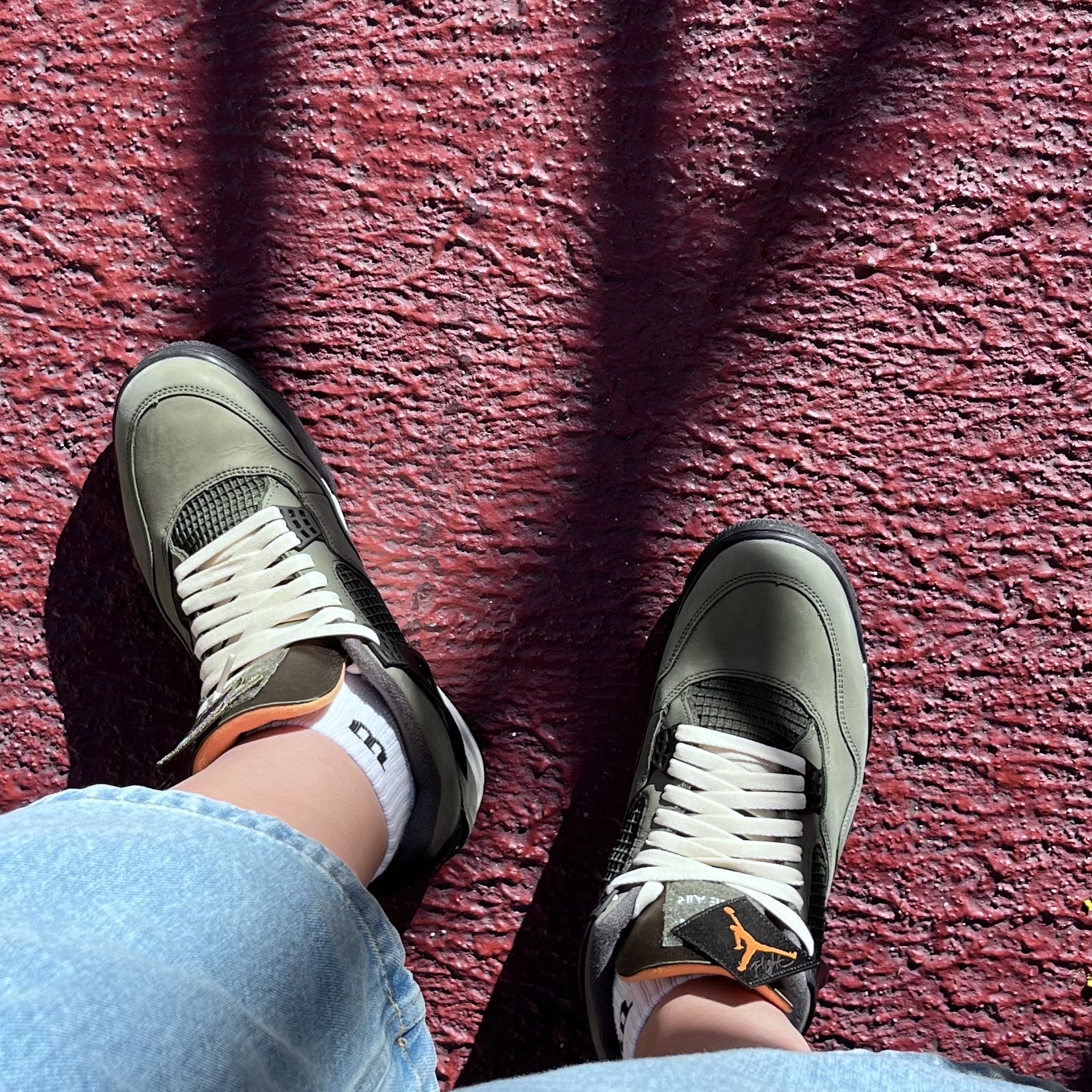 Jordan 4 x Undefeated Retro OG SP Deep Green and Clementine 착용 스타일