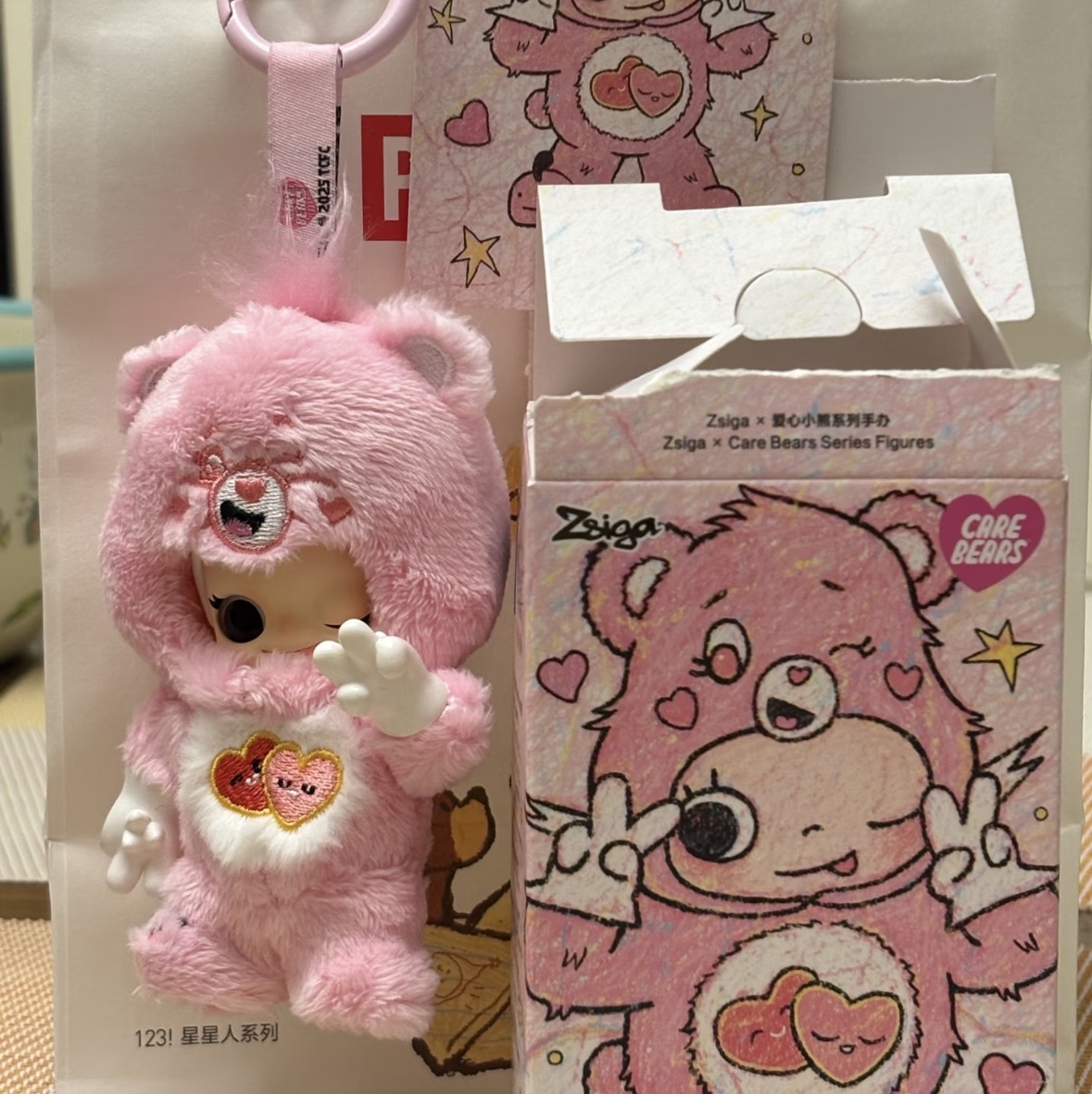 Pop Mart Zsiga x Care Bears Series Figures Sealed Case (12 Blind Boxes), Pop Mart Zsiga x Care Bears Series Figures Sealed Case (1 Blind Box) 착용 스타일