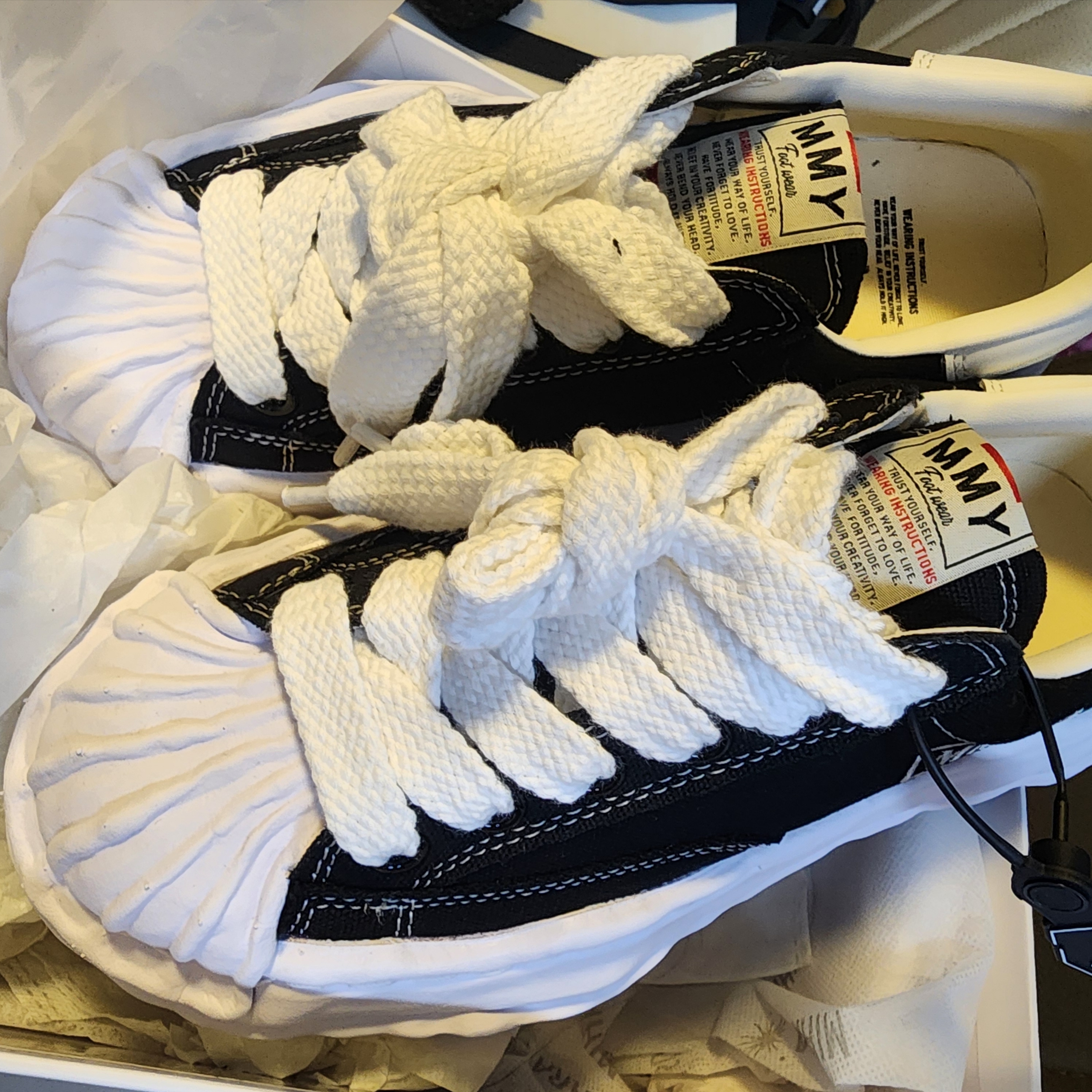 Maison Mihara Yasuhiro Blakey OG Sole Canvas Low-top Sneakers Black White 착용 스타일 - 3