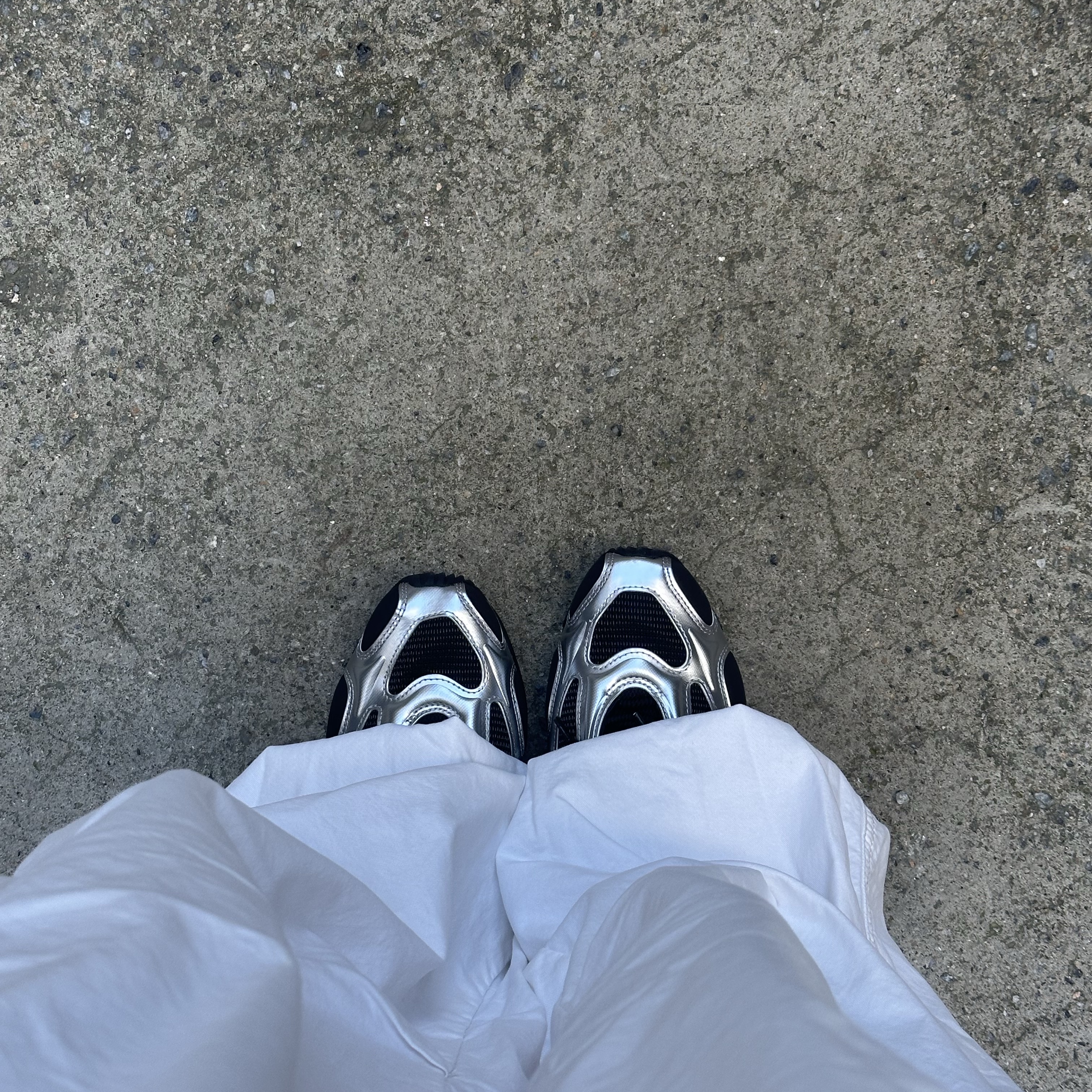 (W) Nike Air Max Muse Black and Metallic Silver 착용 스타일 - 1