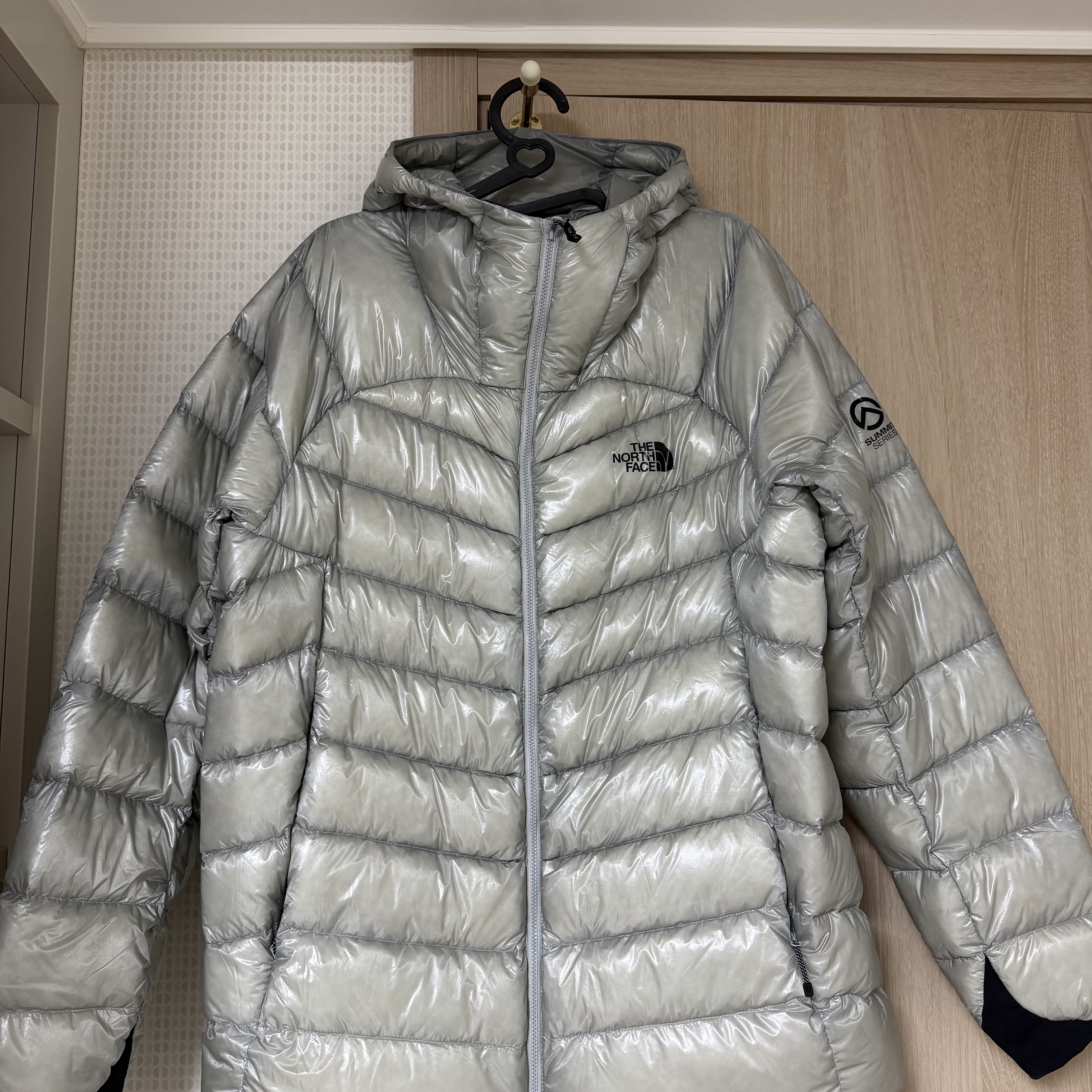 The North Face Summit Mattehorn RDS Down Jacket Light Gray 착용 스타일