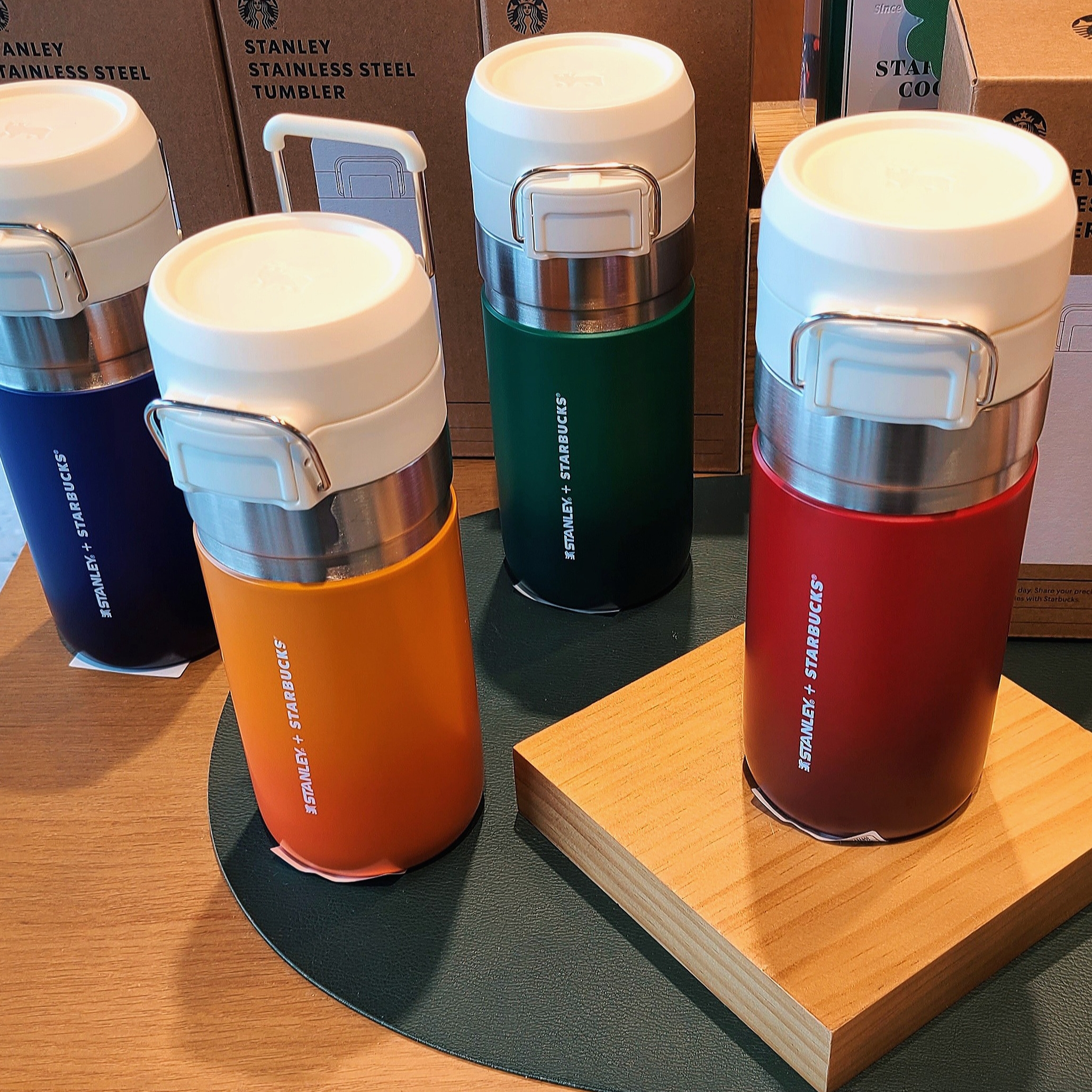 Starbucks SS Campus Orange Quick Go Thermos 473ml, Starbucks SS Campus Red Quick Go Thermos 473ml 착용 스타일 - 1
