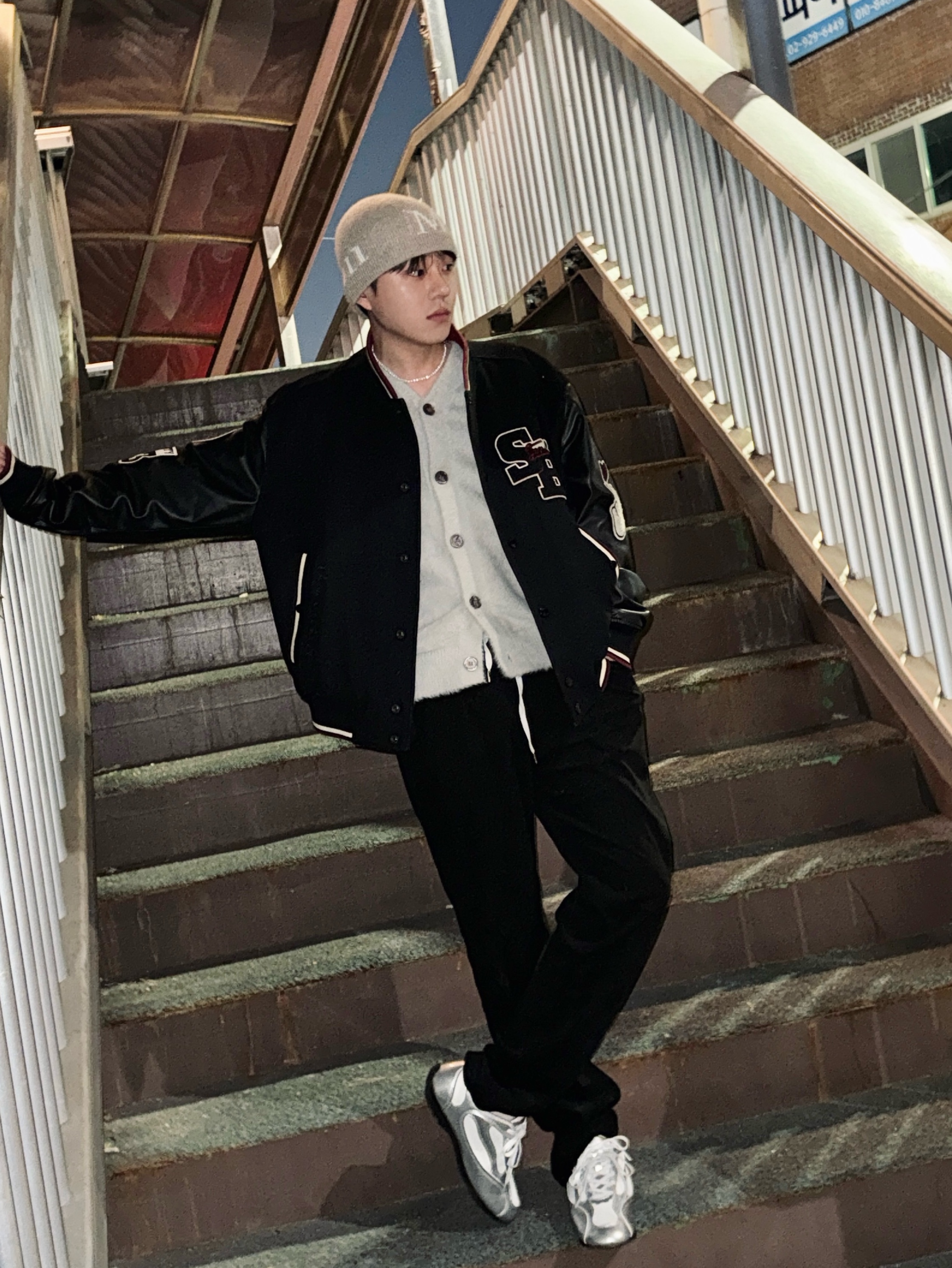 COREOFALCHEMY Runner Challenger Street Shoes Silver 착용 스타일 - 1
