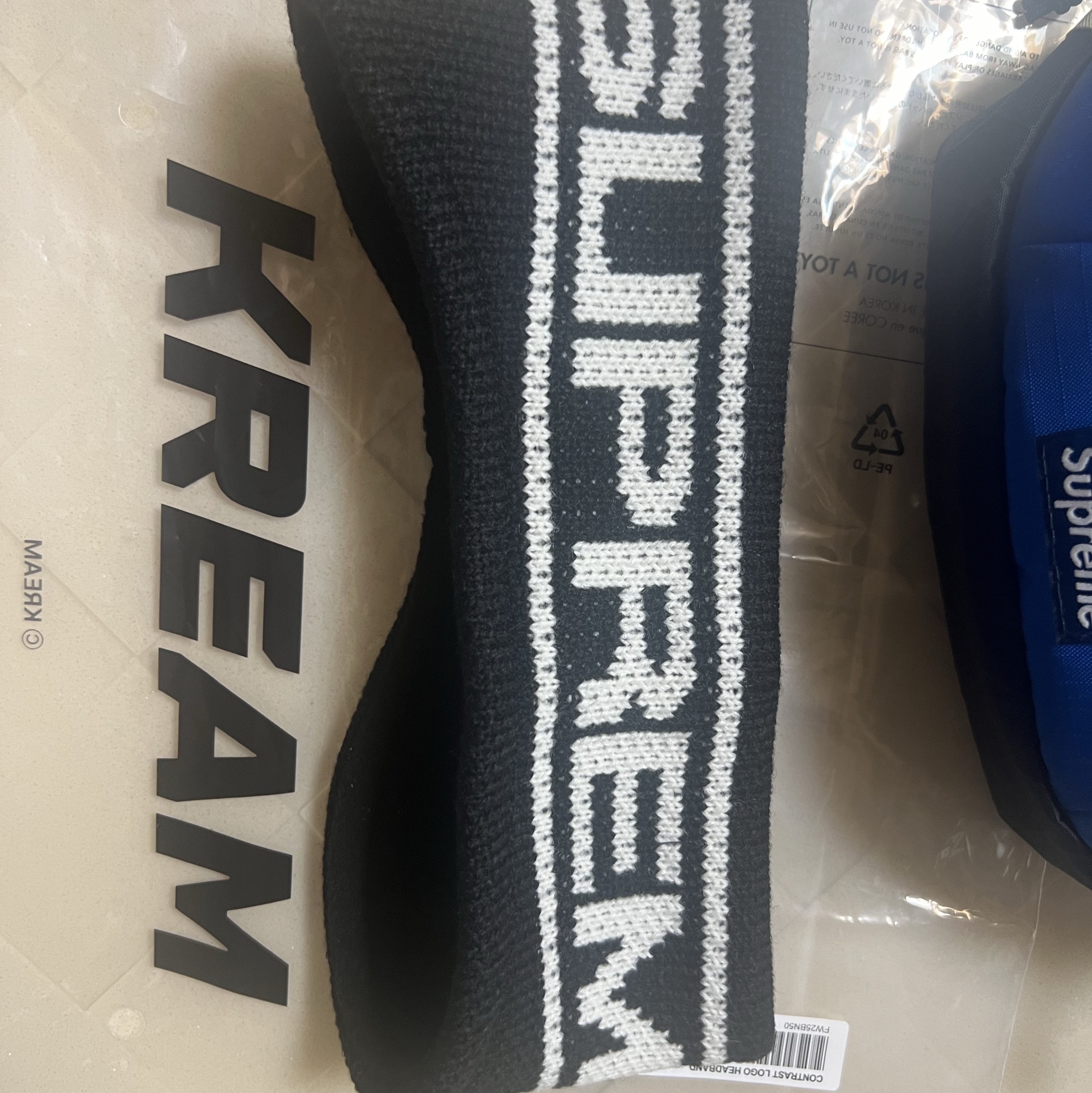 Supreme Contrast Logo Headband Black - 25FW, Supreme Waist Bag Blue - 23FW 착용 스타일 - 5