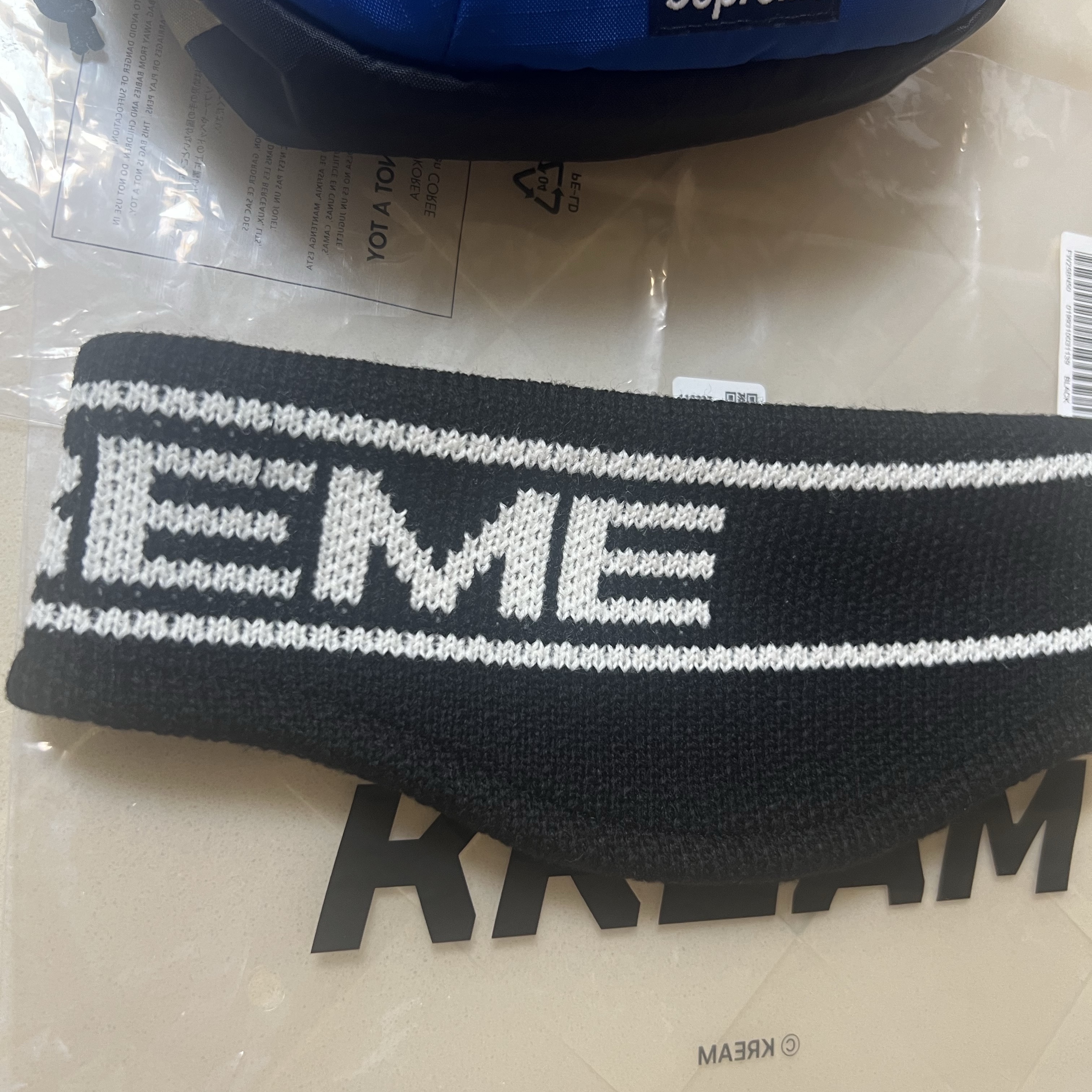 Supreme Contrast Logo Headband Black - 25FW, Supreme Waist Bag Blue - 23FW 착용 스타일 - 2