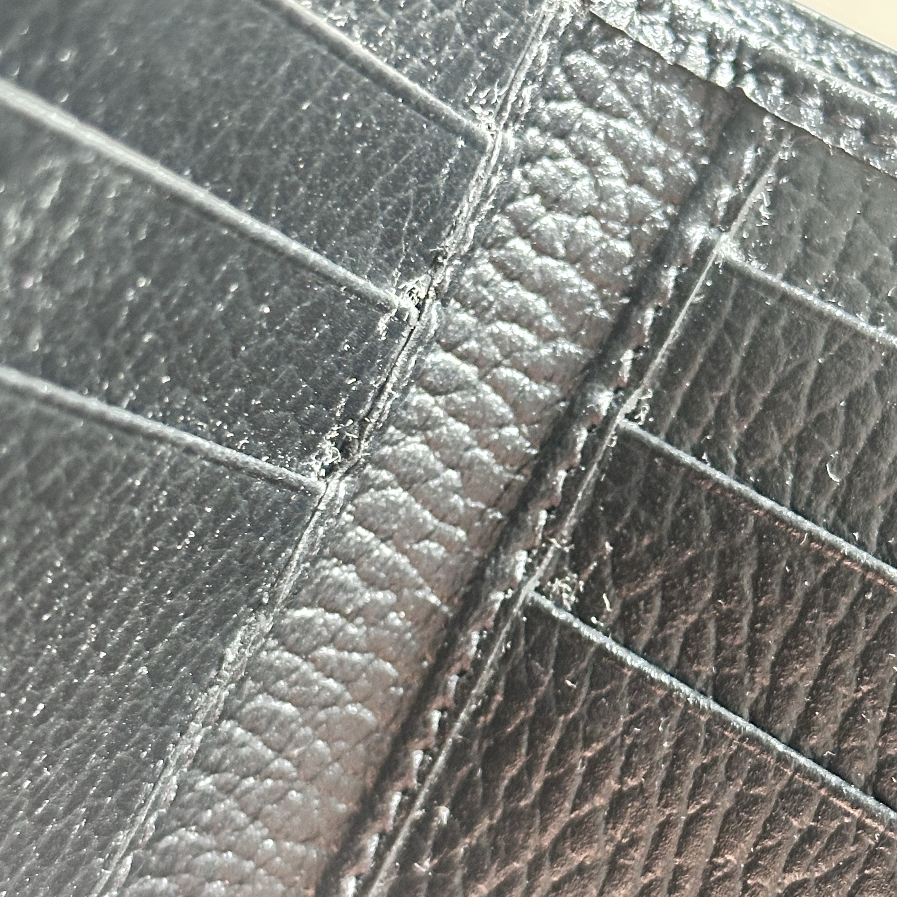 Gucci GG Interlocking Bi-Fold Wallet Black 착용 스타일 - 3