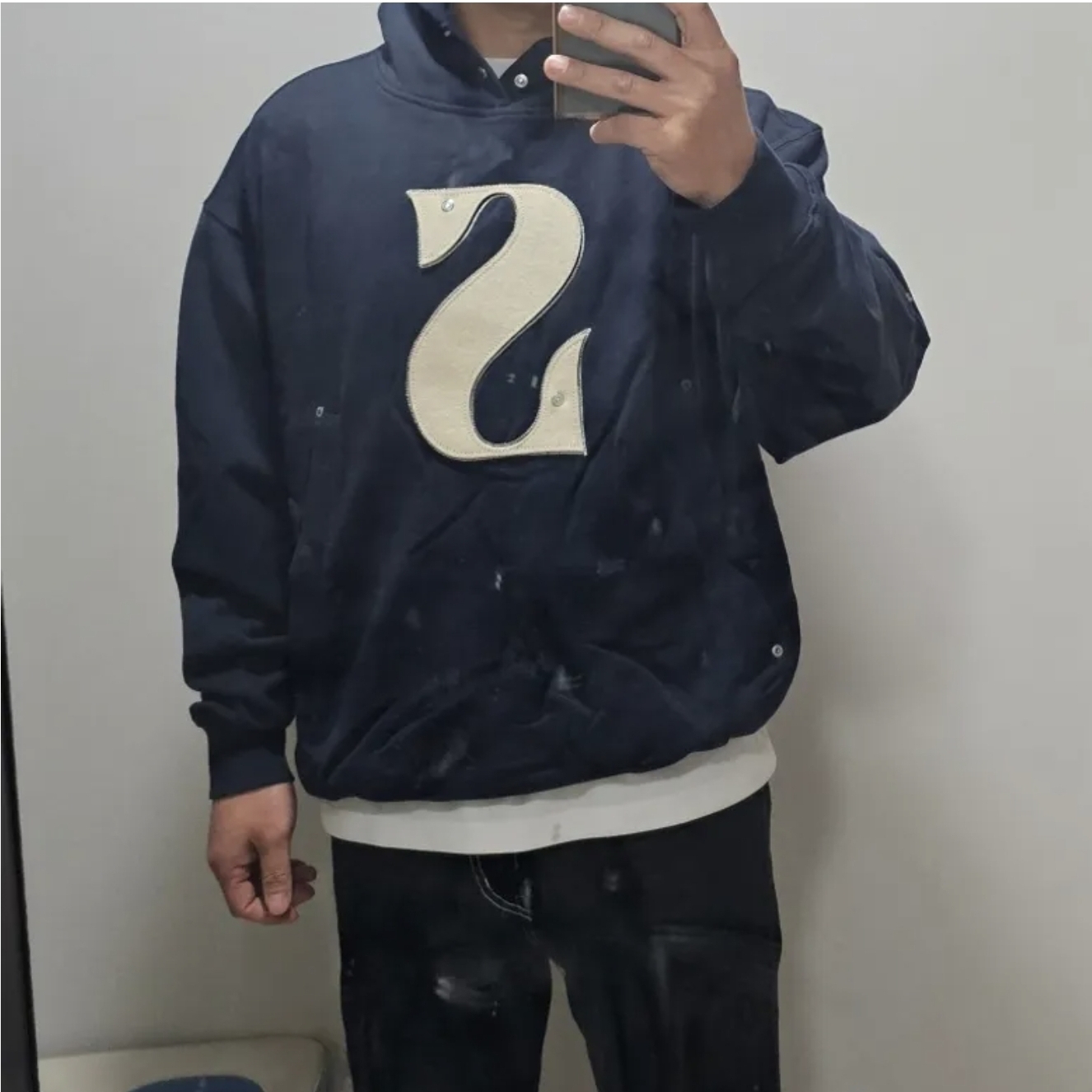 SATUR Rivet Applique Pocket Logo Hoodie Classic Navy 착용 스타일