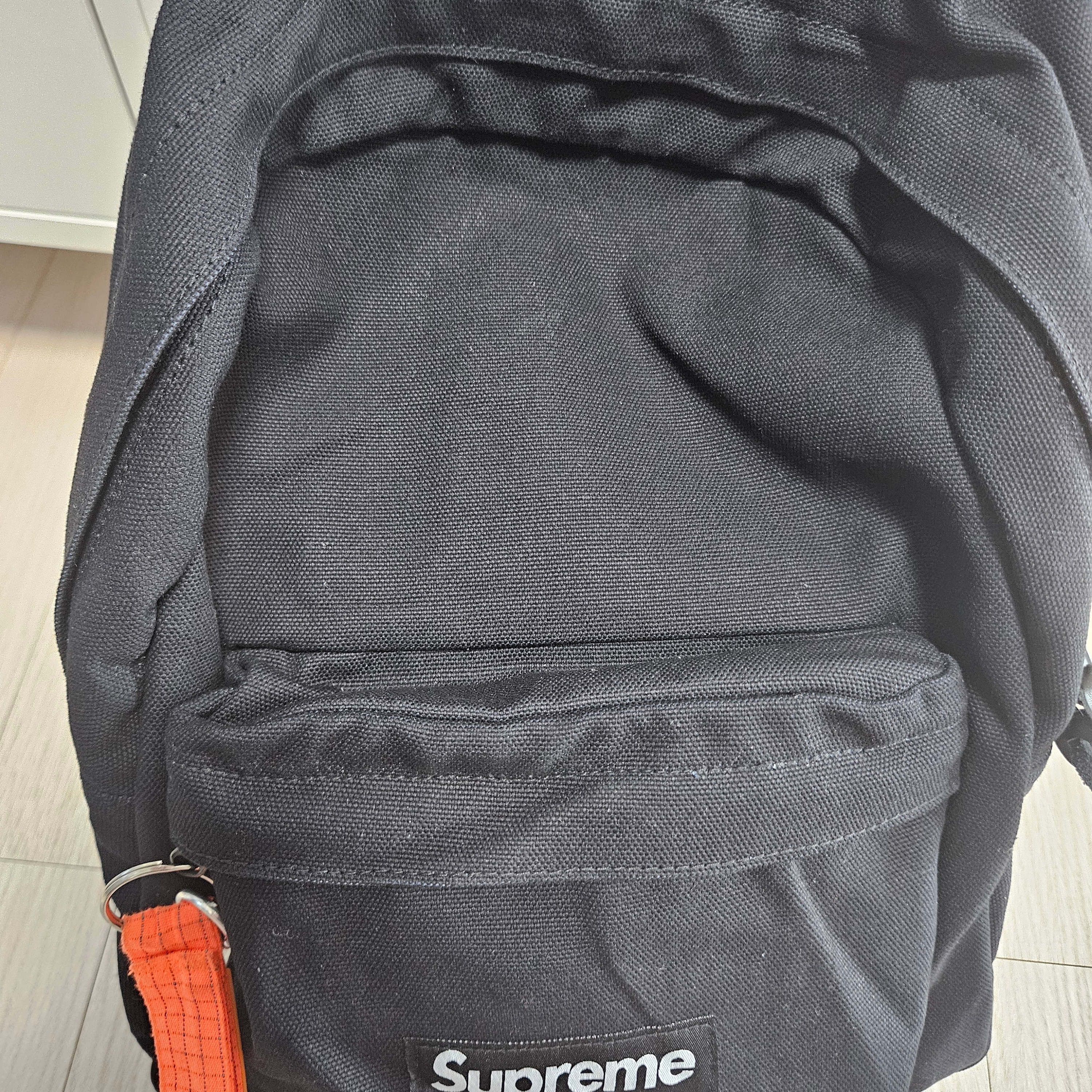 Supreme Canvas Backpack Black 착용 스타일 - 2
