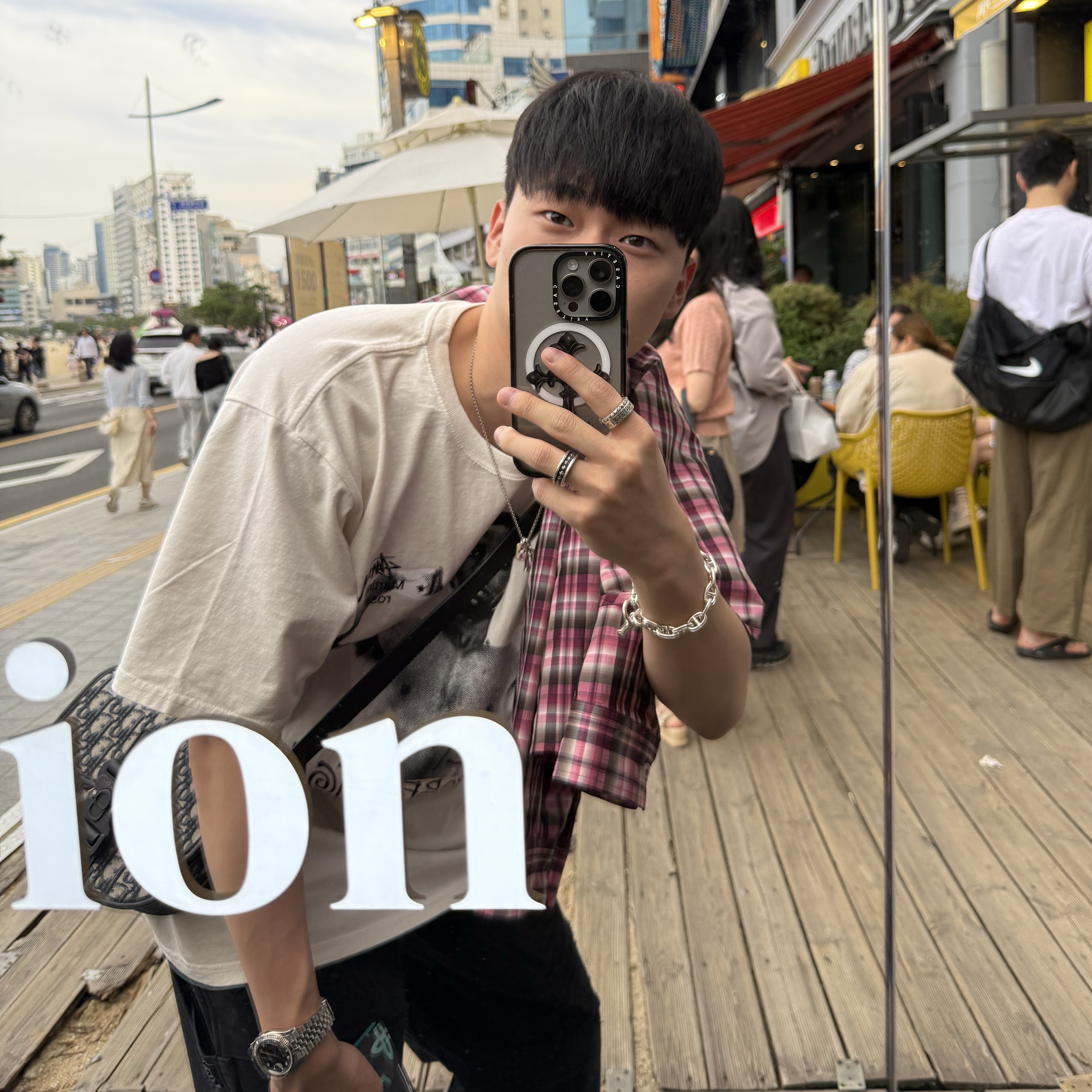 Dior Gallop Mini Messenger Bag Black Grained Calfskin Beige & Black Dior Oblique Jacquard, Nonnod Flexible String Check Shirts Pink 착용 스타일 - 3