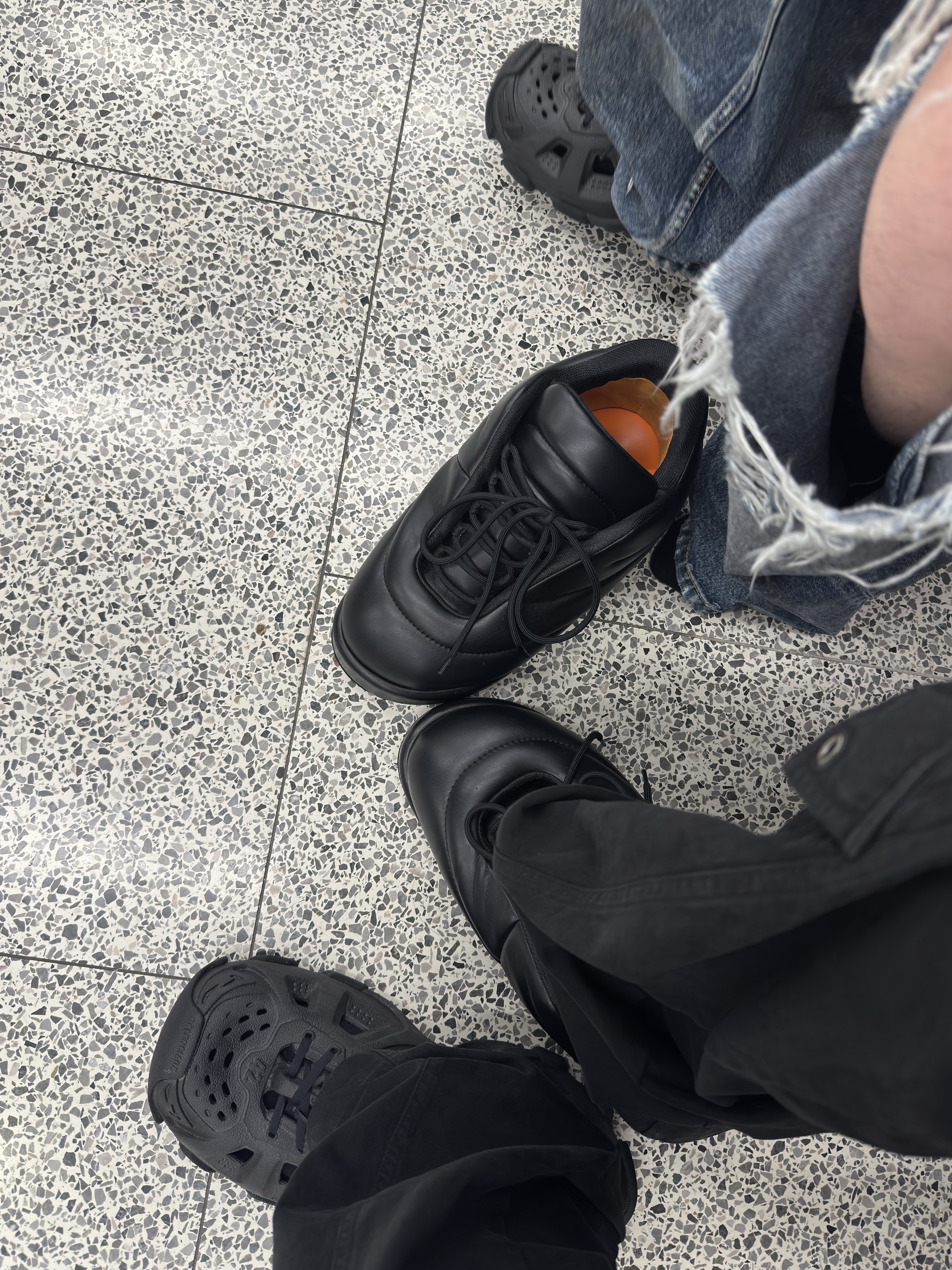 Balenciaga HD Lace-Up Sneakers Black 착용 스타일