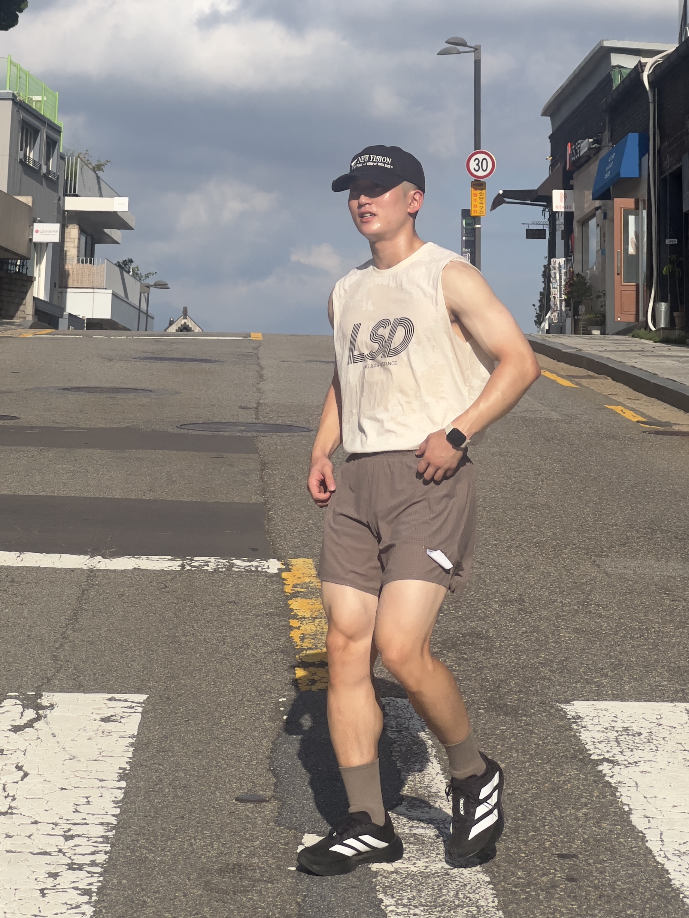 Satisfy Space-O 5 Inch Shorts Taupe, Adidas Adizero EVO SL Core Black Cloud White 착용 스타일 - 3
