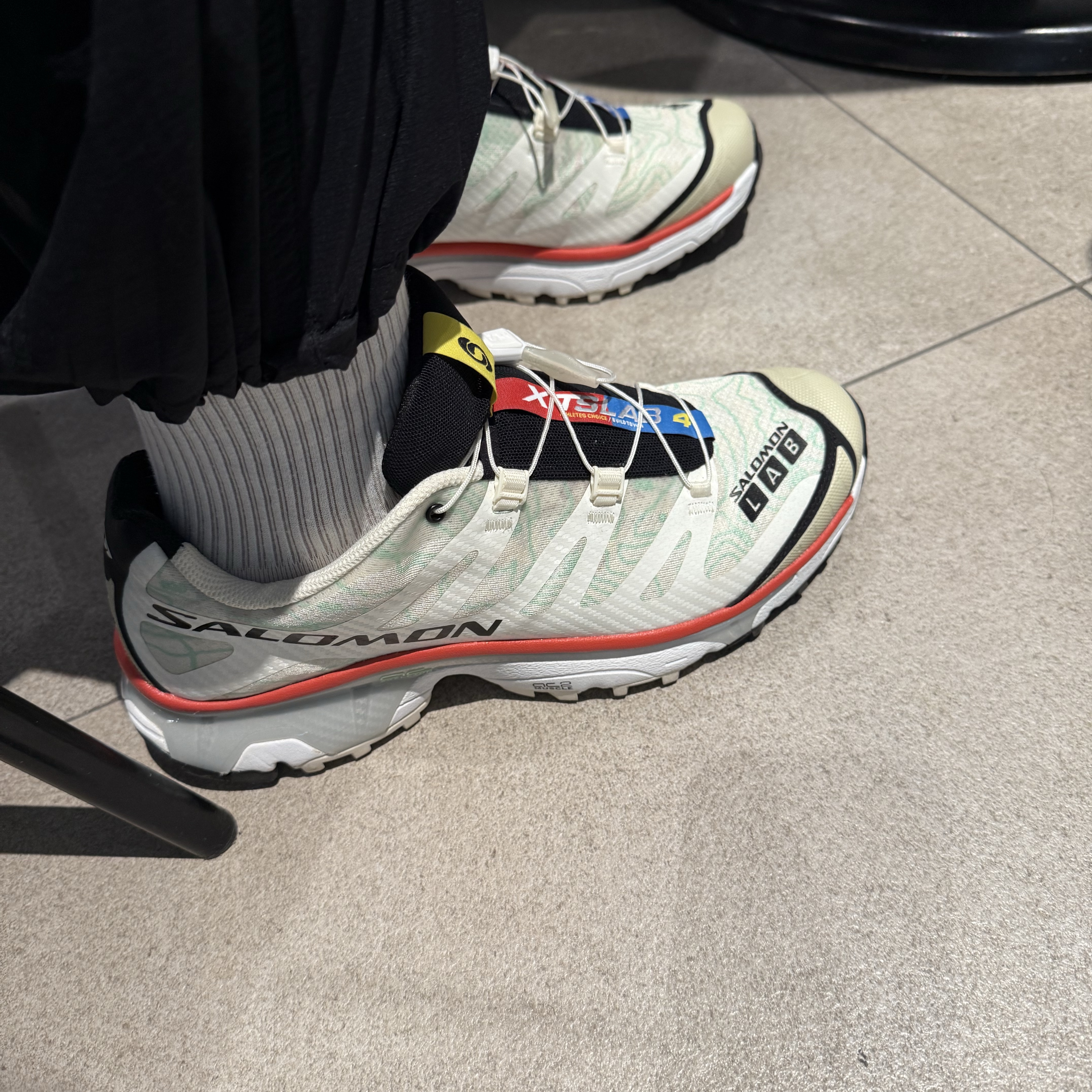 Salomon XT-4 OG Topography Vanilla Ice Aurora Red 착용 스타일