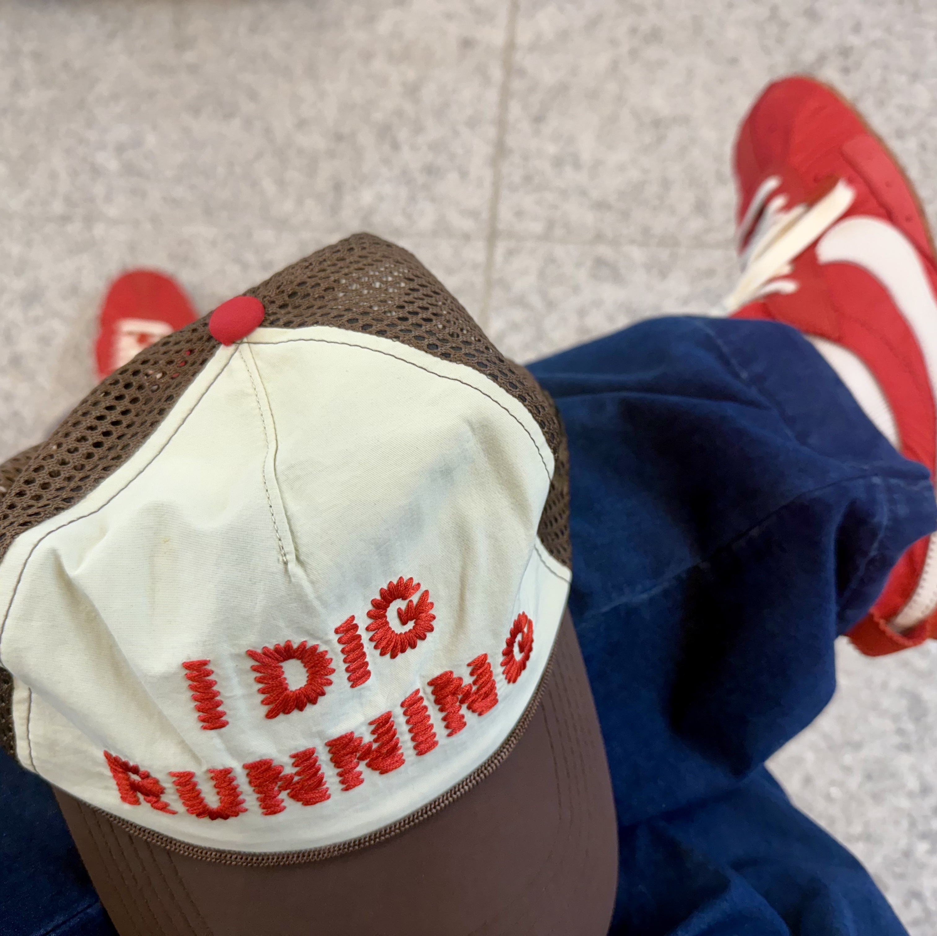 Alex Zono I Dig Running Trucker Hat OG Brown, Nike x Jacquemus Moon Shoe SP University Red and Bicycle Yellow 착용 스타일 - 1