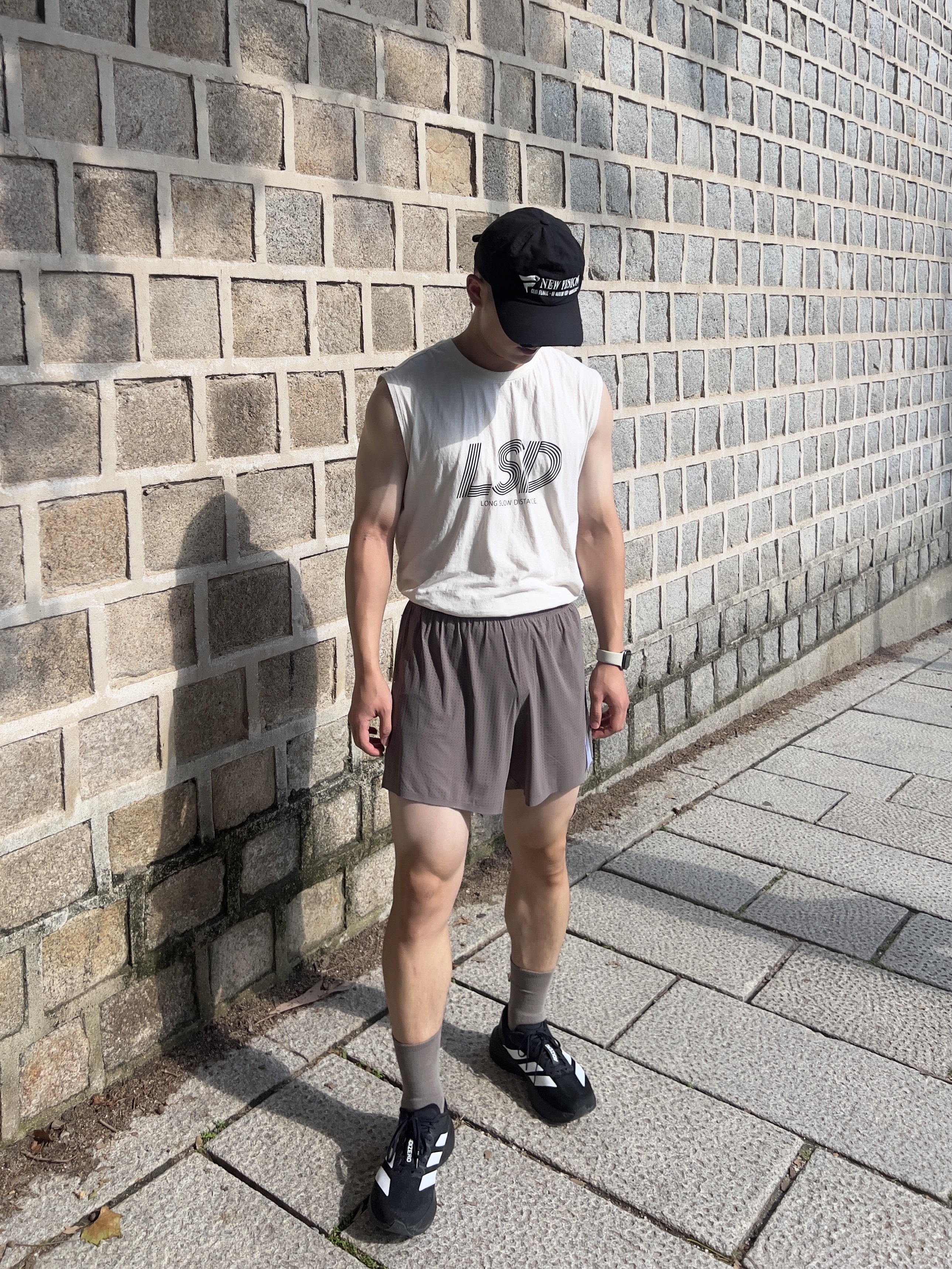 Satisfy Space-O 5 Inch Shorts Taupe, Adidas Adizero EVO SL Core Black Cloud White 착용 스타일 - 4