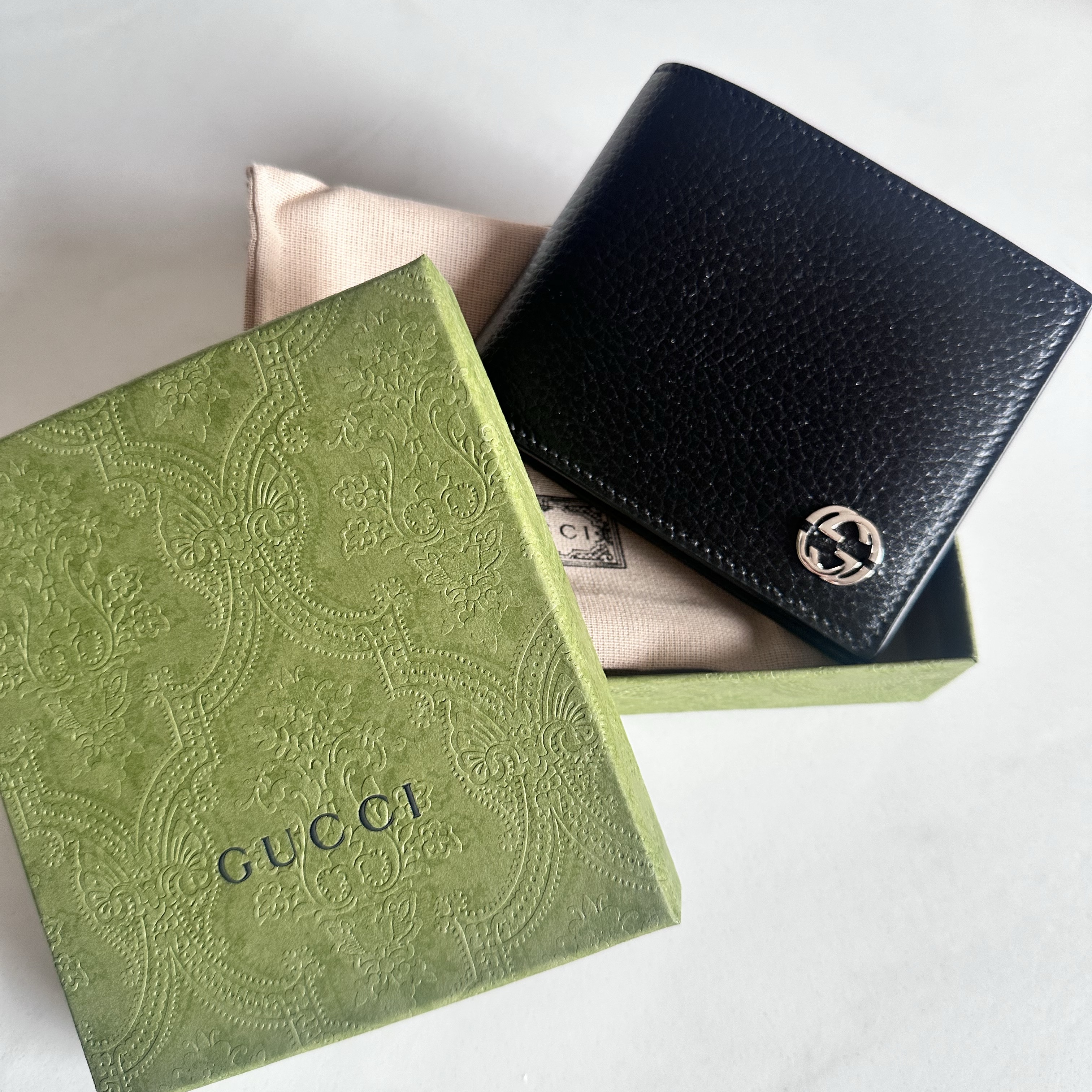 Gucci GG Interlocking Bi-Fold Wallet Black 착용 스타일 - 1