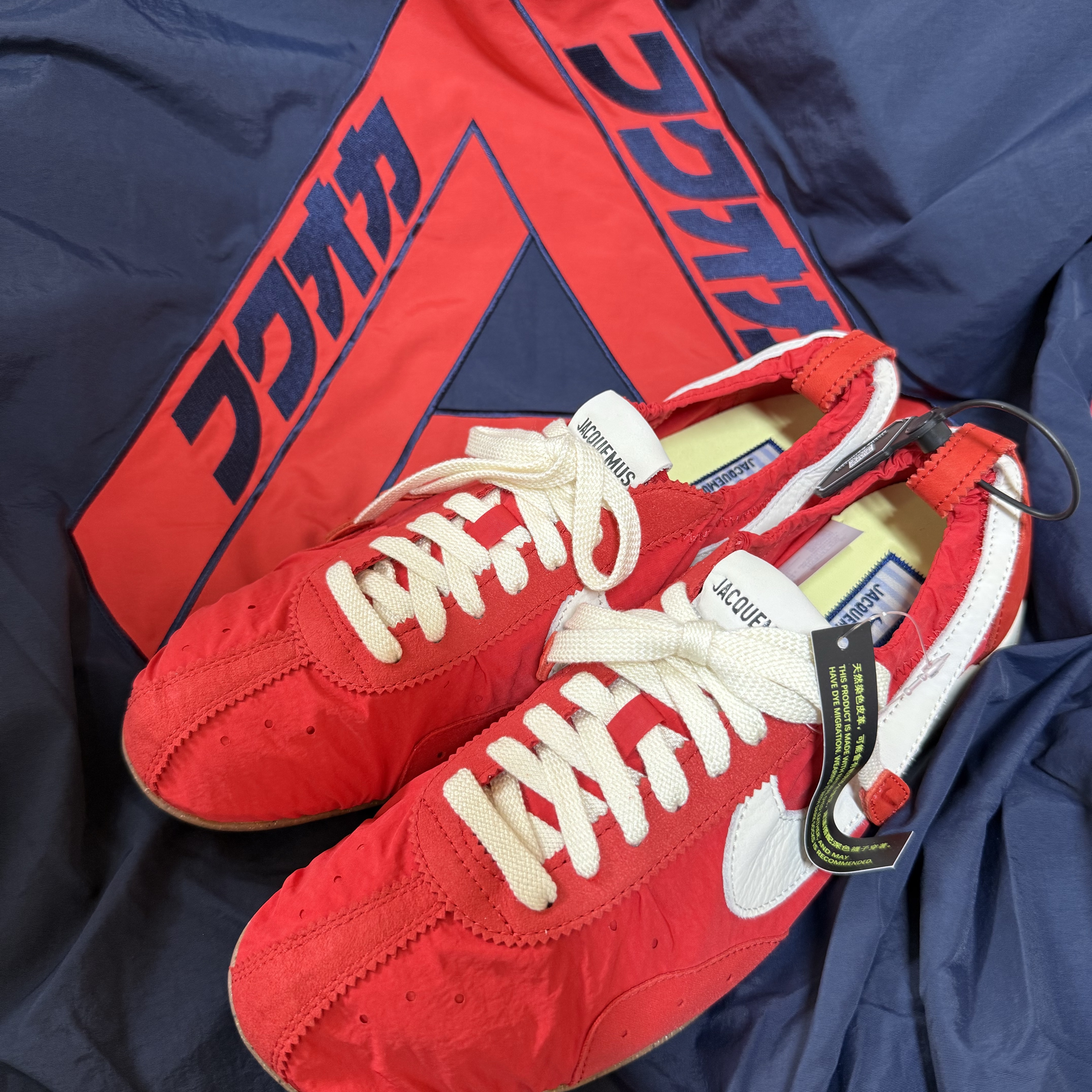 Palace Fukuoka Track Jacket Navy - 25FW, Nike x Jacquemus Moon Shoe SP University Red and Bicycle Yellow 착용 스타일 - 1