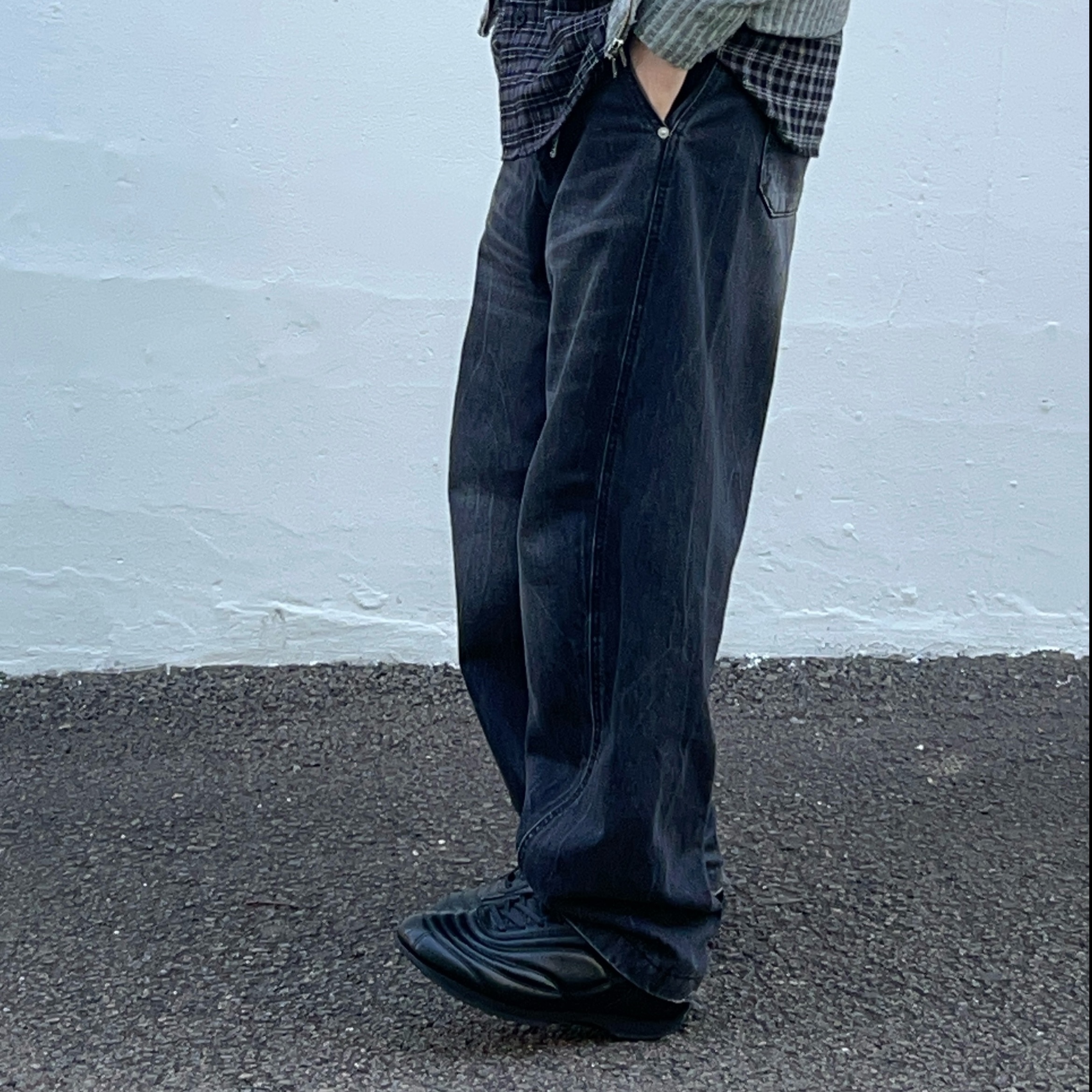 COREOFALCHEMY Stitch Sneakers Aterre Black 착용 스타일 - 3