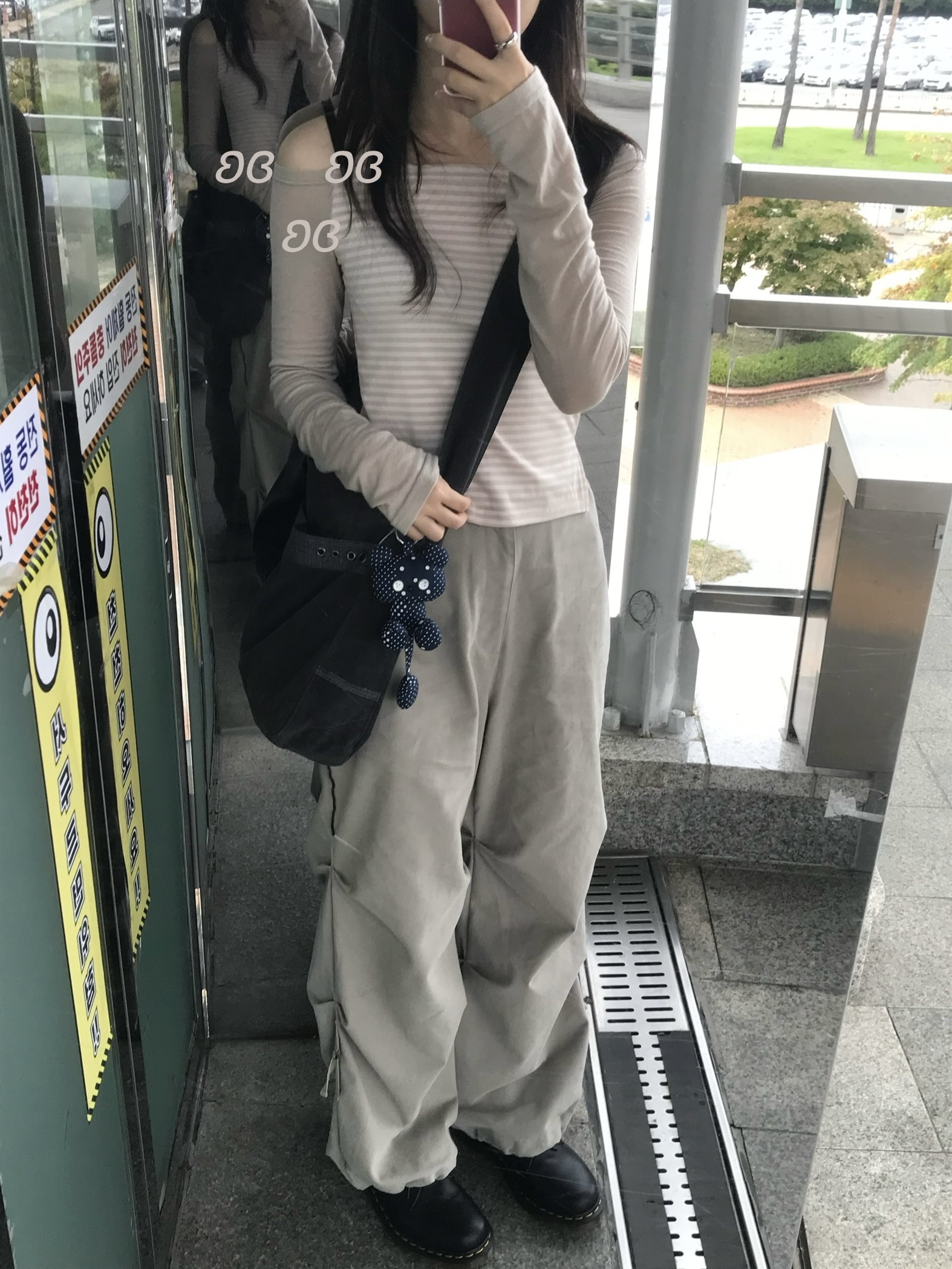 COYSEIO Soft Strap Line Pants Beige, COYSEIO Stripe Point Cross Bag Charcoal 착용 스타일