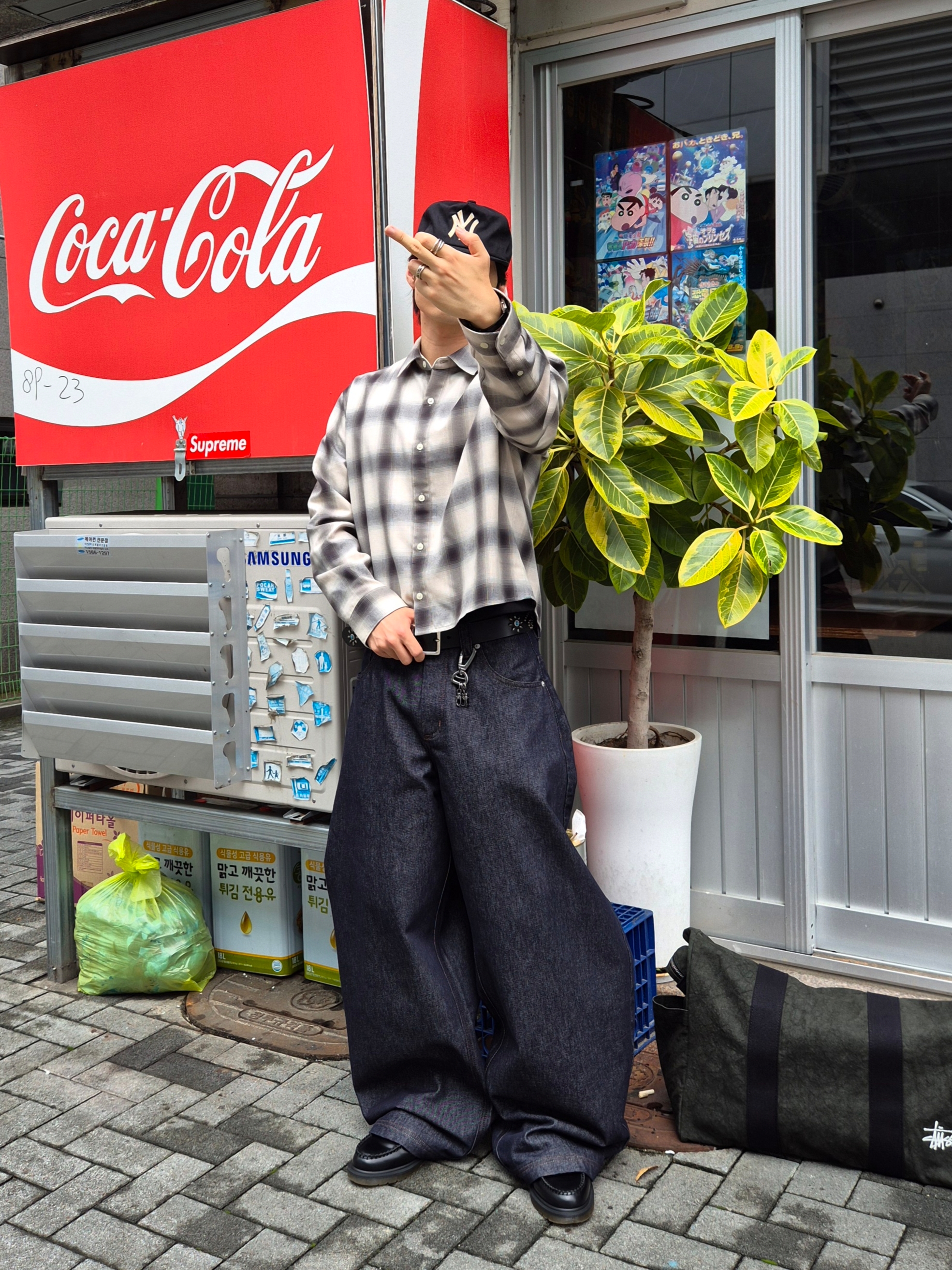 Stussy Canvas Flight Bag Washed Black, Dr. Martens Adrian Smooth Black 착용 스타일 - 1