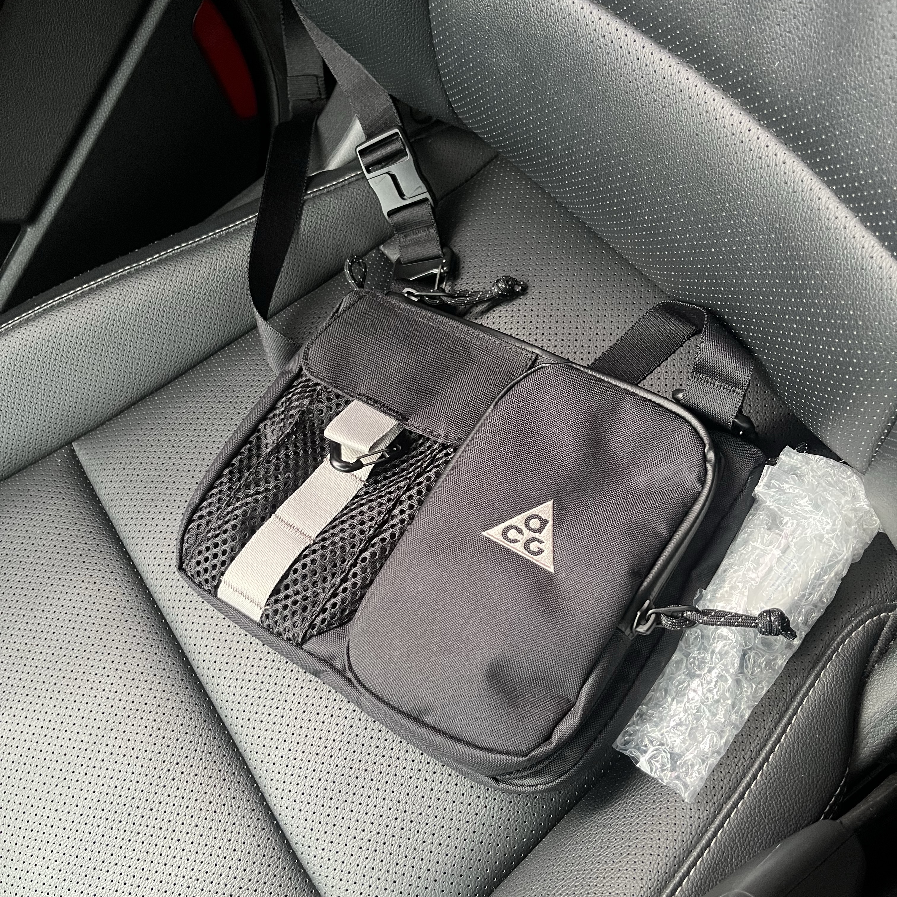 Nike ACG Daymax Crossbody Bag 3L Black College Grey 착용 스타일