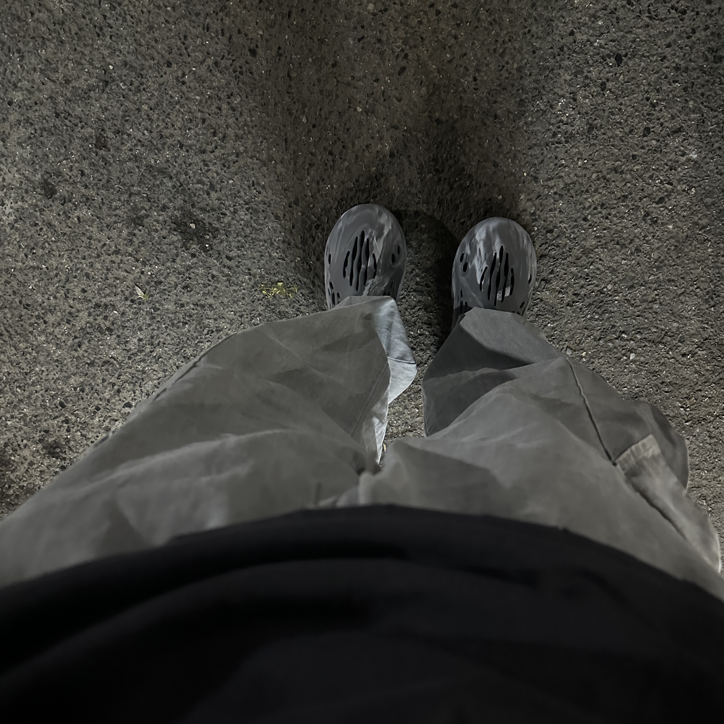 Adidas Yeezy Foam RNNR MX Granite, Balenciaga Tape Type Medium Fit T-Shirt Faded Black 착용 스타일 - 2