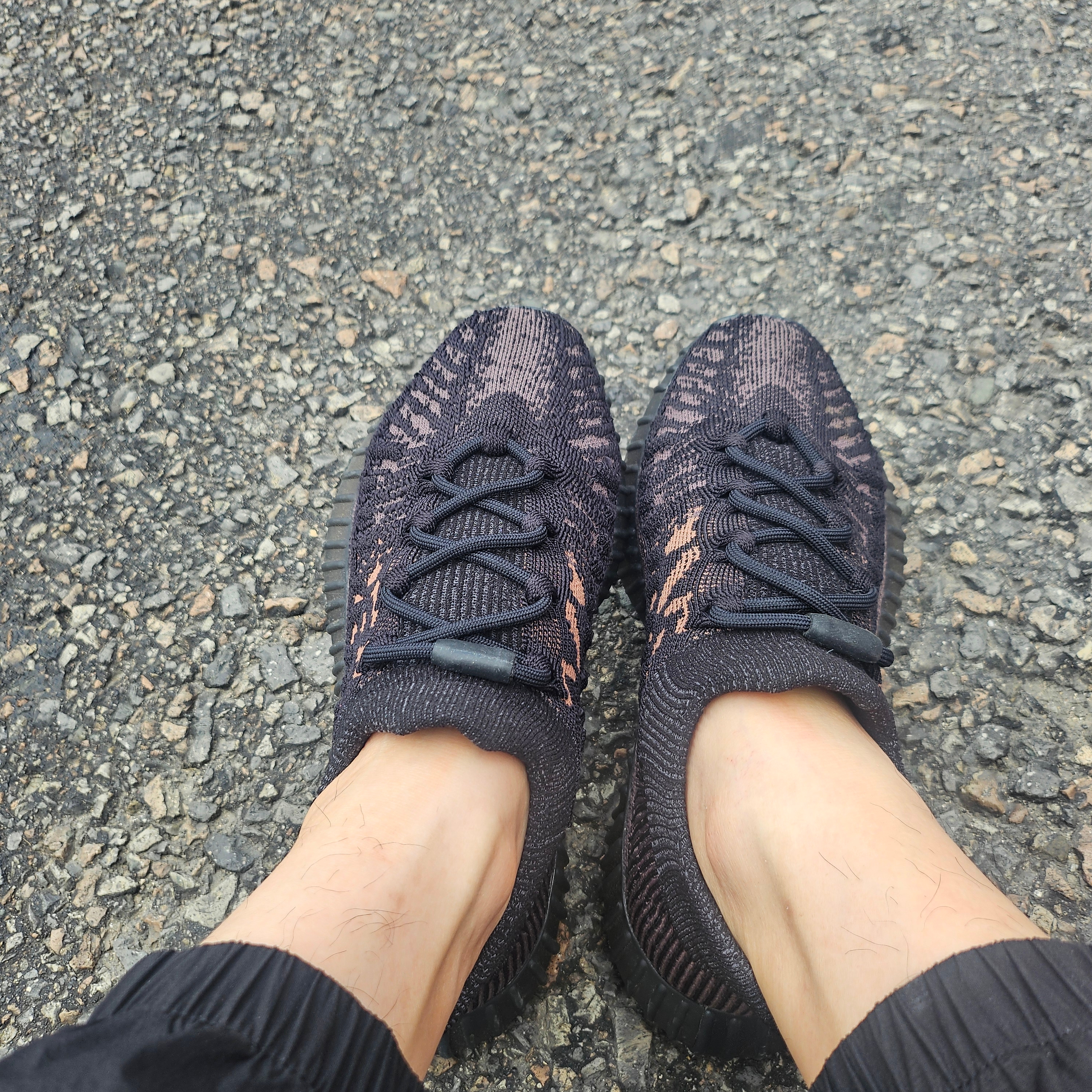 Adidas Yeezy 350 V2 CMPCT Slate Carbon 착용 스타일