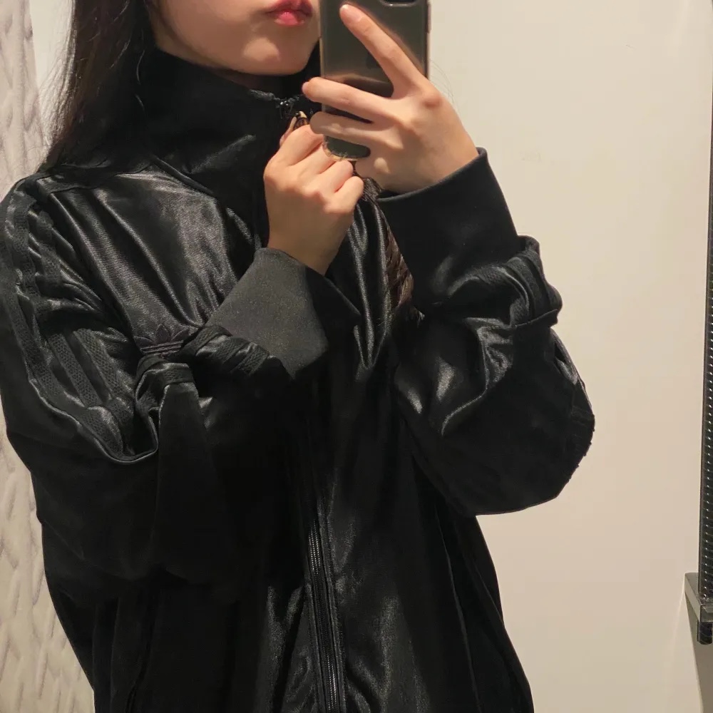 Adidas Firebird Metallic Track Top Black - KR Sizing, Adidas Q3 Oversized Track Top Black - KR Sizing 착용 스타일 - 3