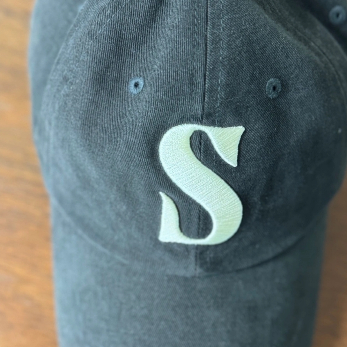 SATUR Vintage Casual Ball Cap Charcoal 착용 스타일