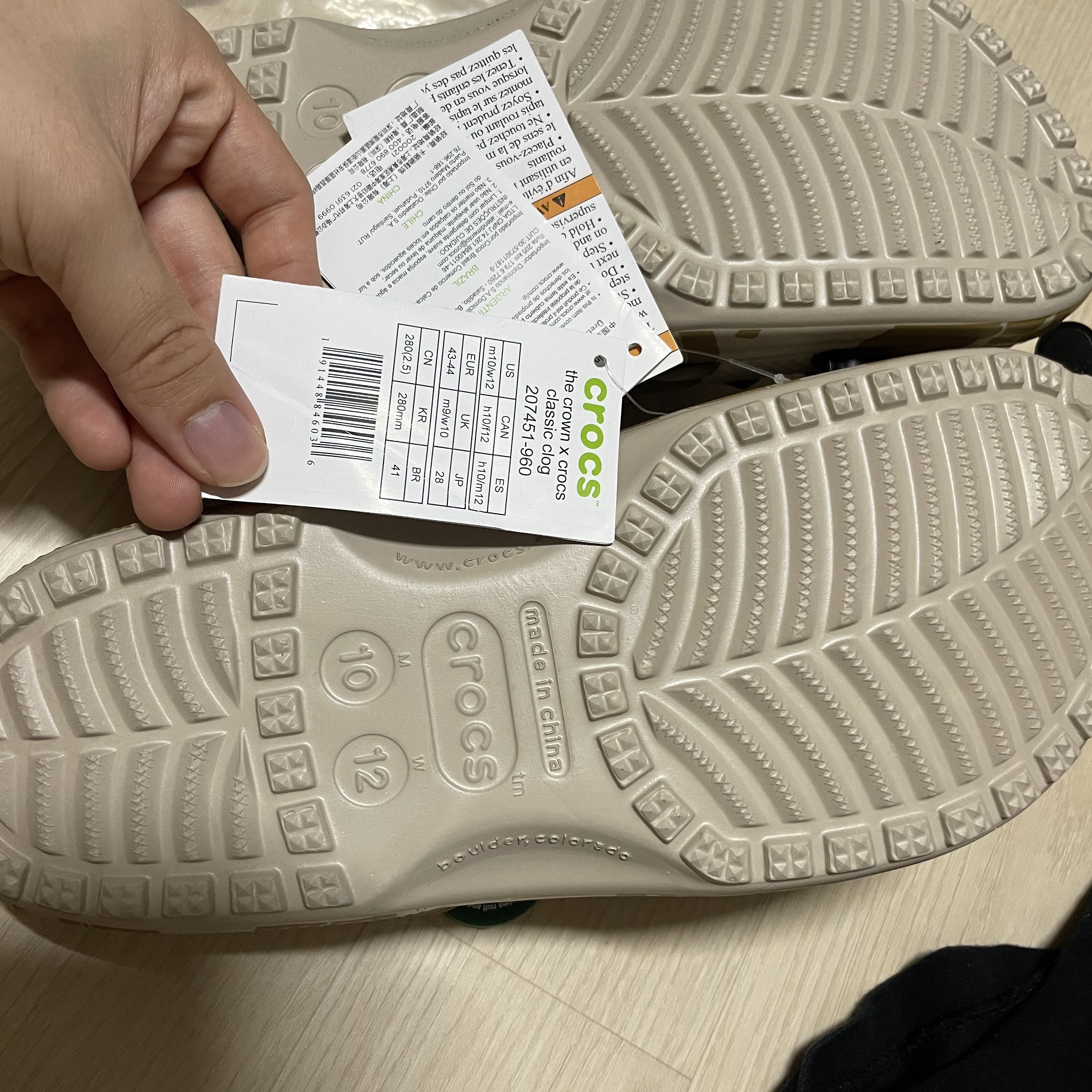 Crocs x Palace Clog Camo 착용 스타일 - 2