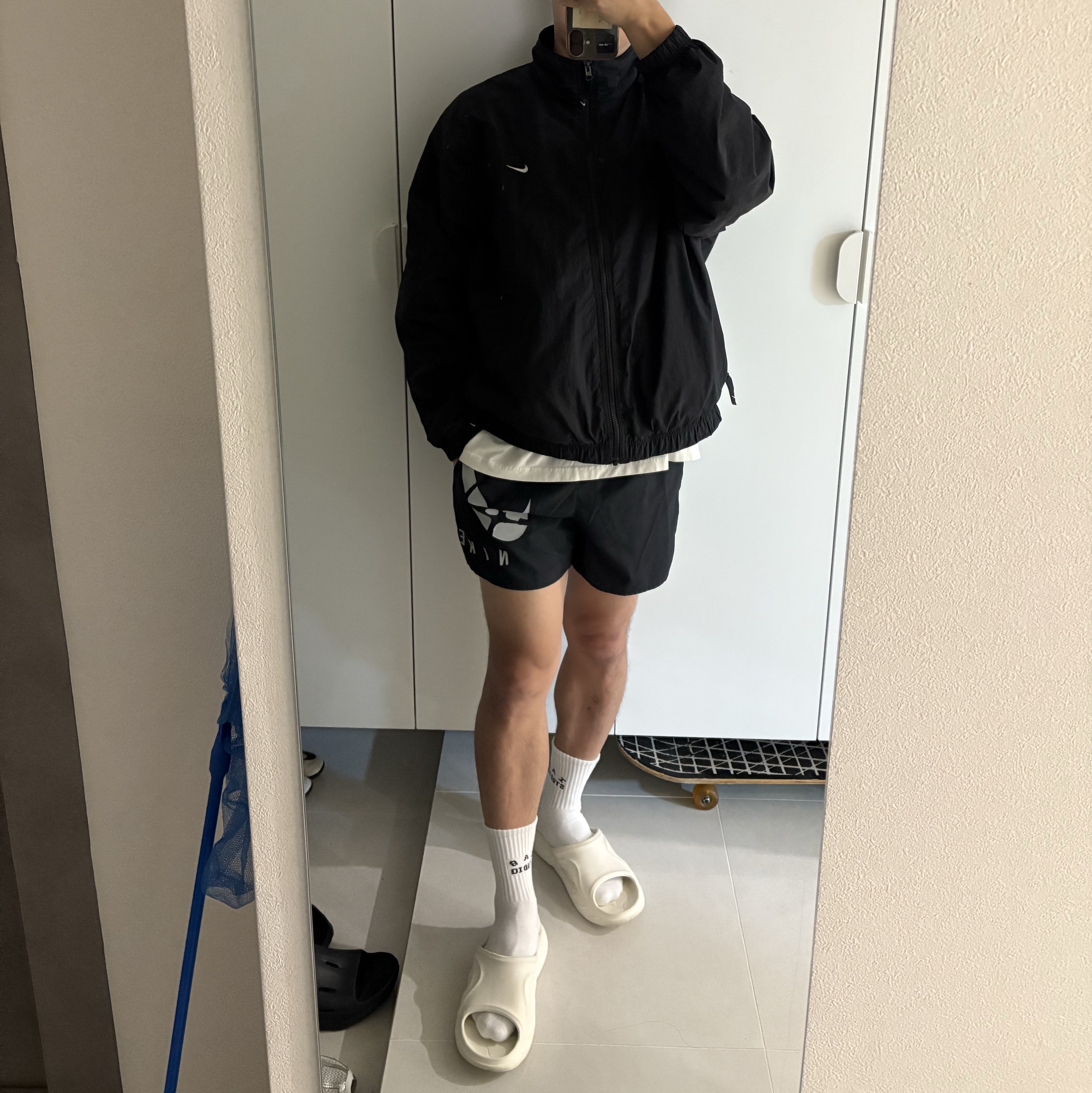 Nike NRG Solo Swoosh Woven Track Jacket Black - Asia, IAB Studio Socks White (5 Pack) 착용 스타일 - 1