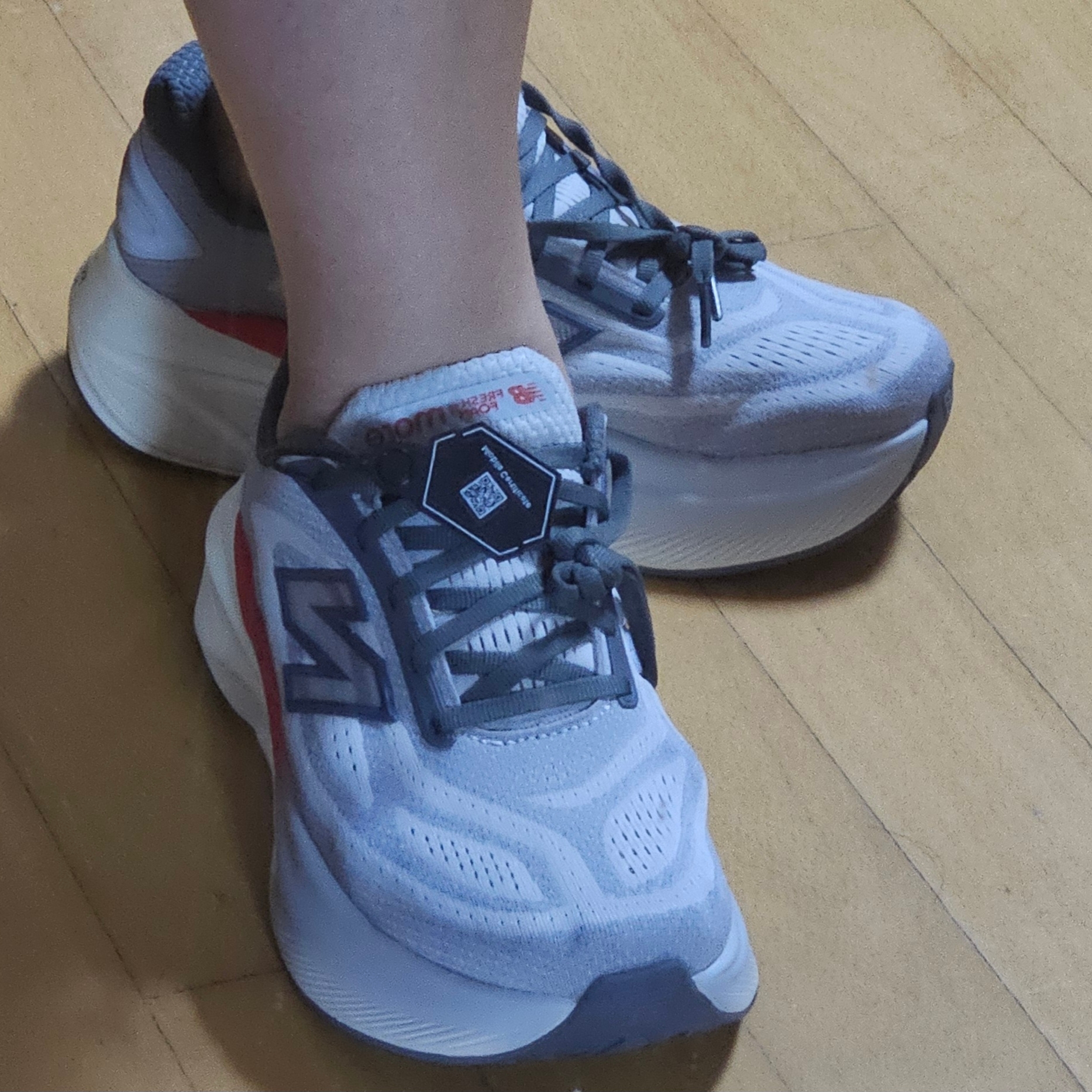 New Balance Fresh Foam More v6 Grey Matter True Red Castlerock - 2E 착용 스타일