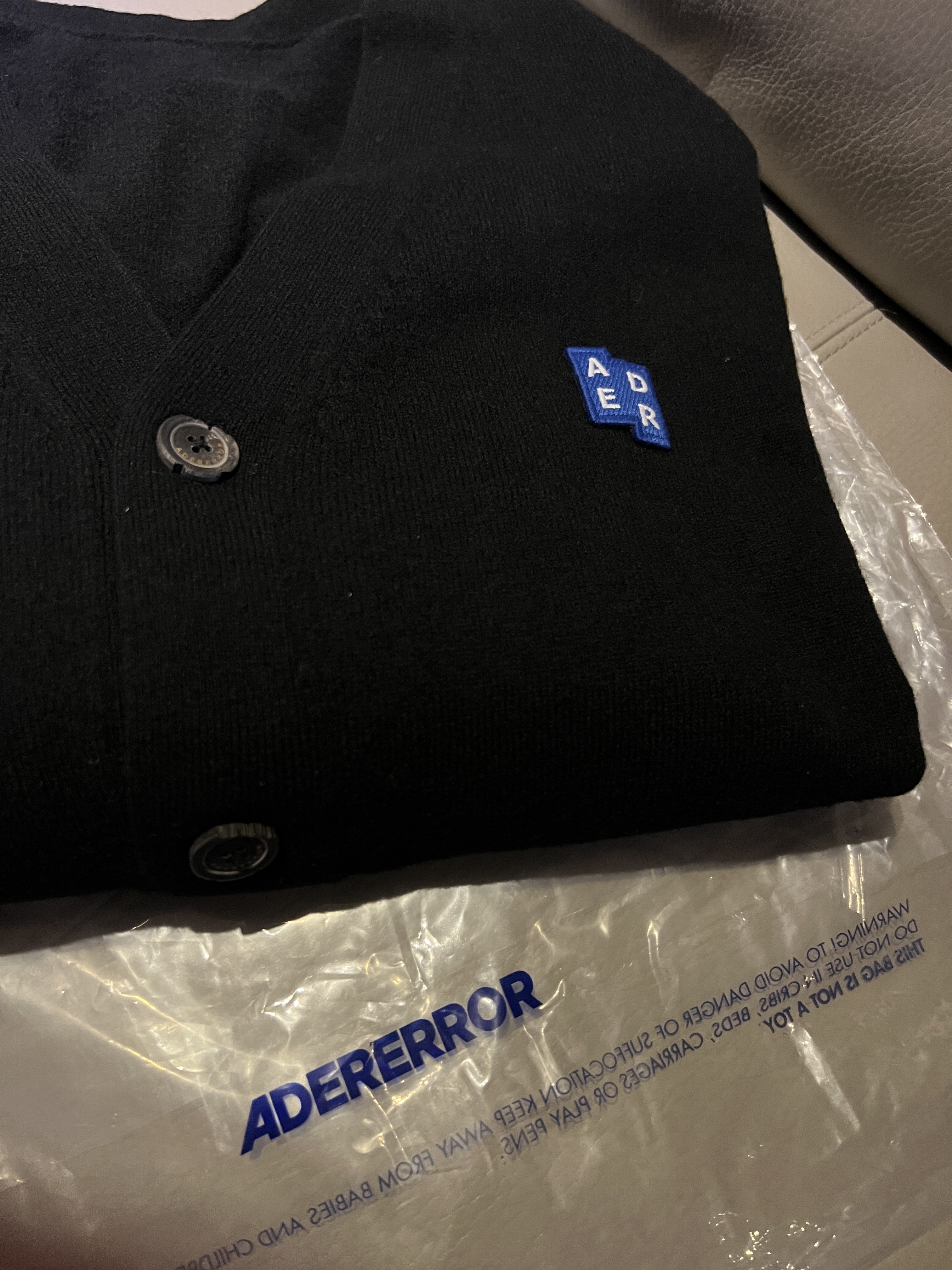 Ader Error Sig; TRS/BL Tag Cardigan 01 Black 착용 스타일