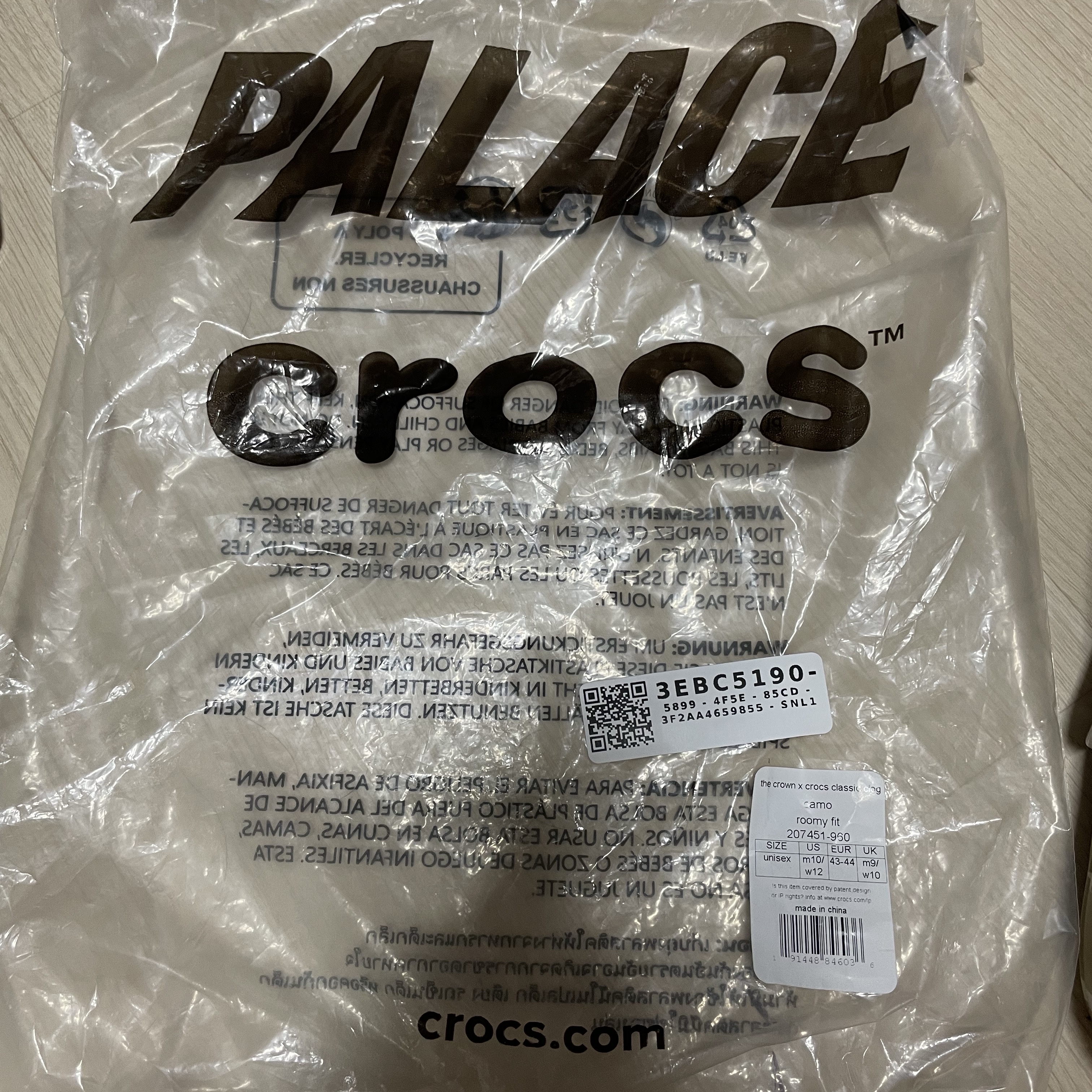 Crocs x Palace Clog Camo 착용 스타일 - 4