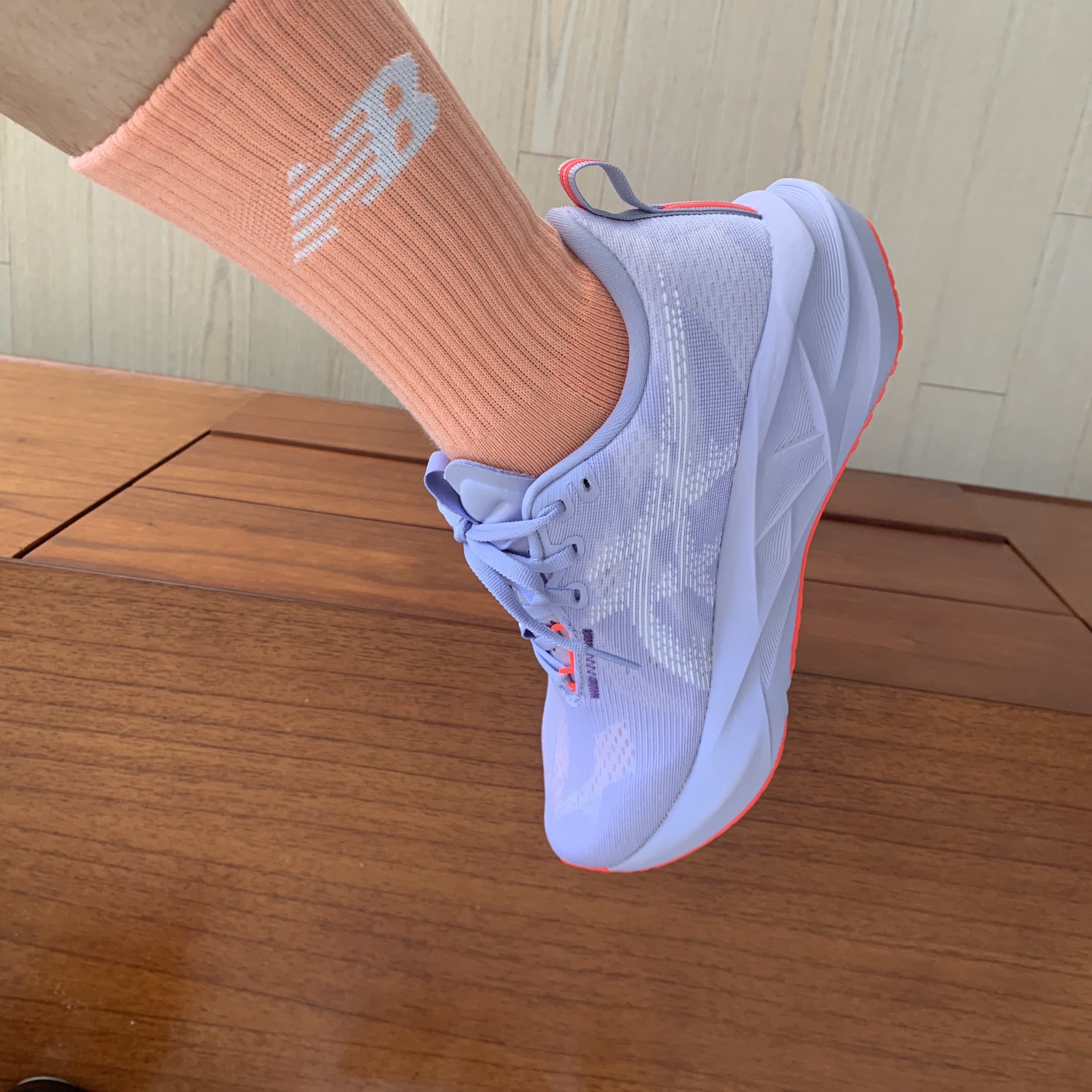 (W) Asics Novablast 5 Tokyo Vapor Edo Purple 착용 스타일 - 6