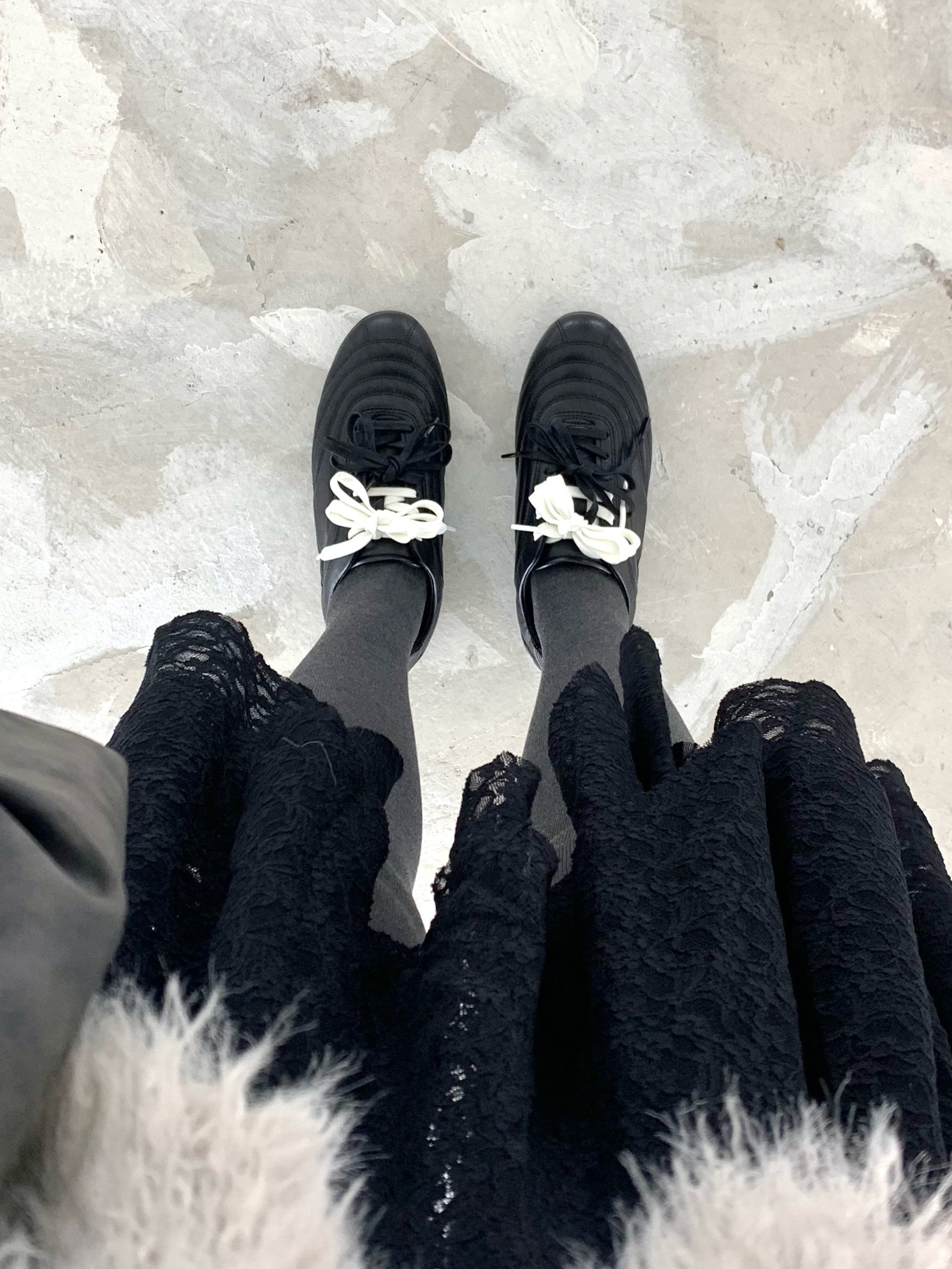 COREOFALCHEMY Stitch Sneakers Aterre Black 착용 스타일 - 4
