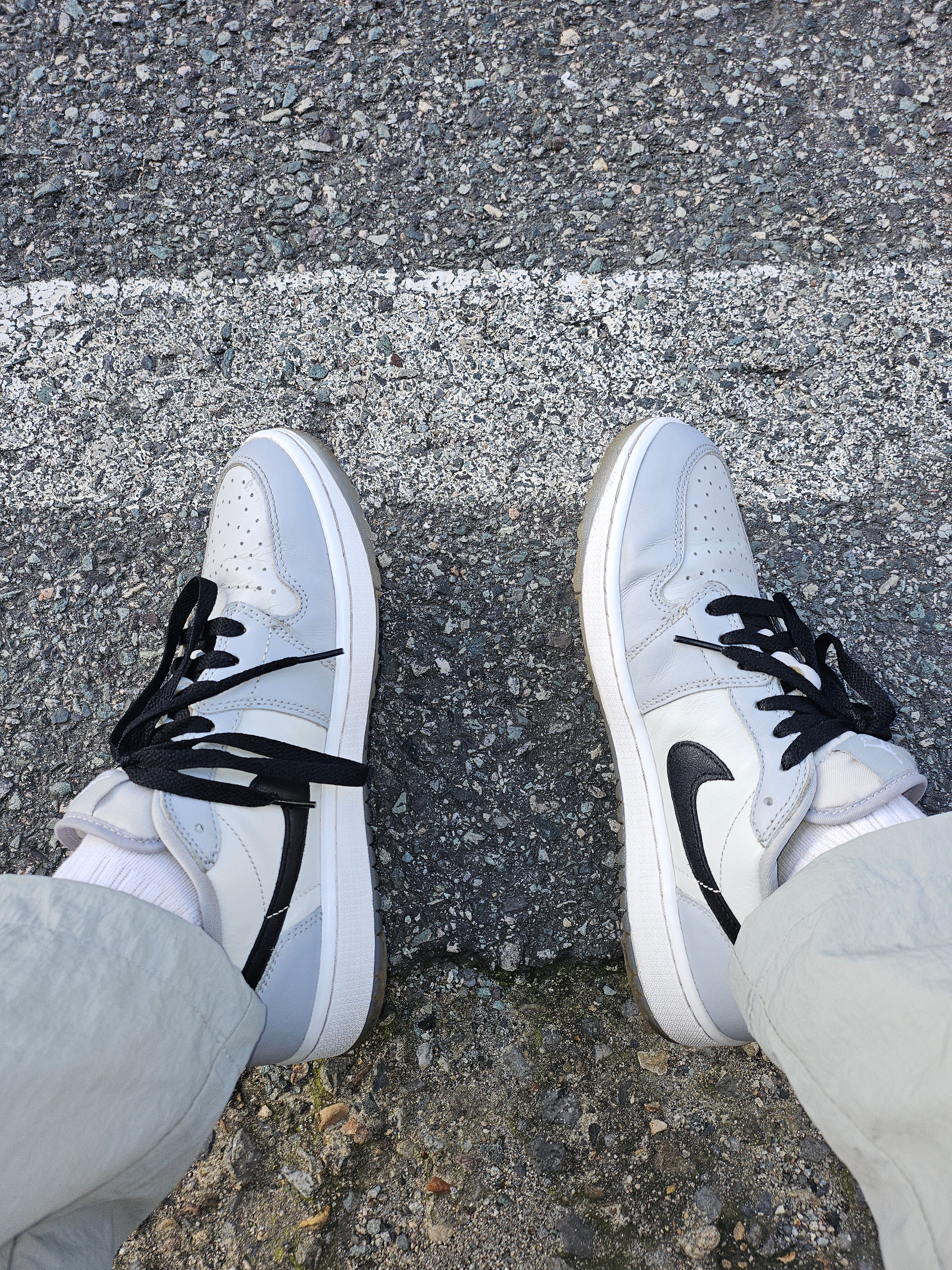 Jordan 1 Retro Low OG Wolf Grey and White, Stussy 8 Ball Pigment Dyed T-Shirt Black - 22SS 착용 스타일 - 1