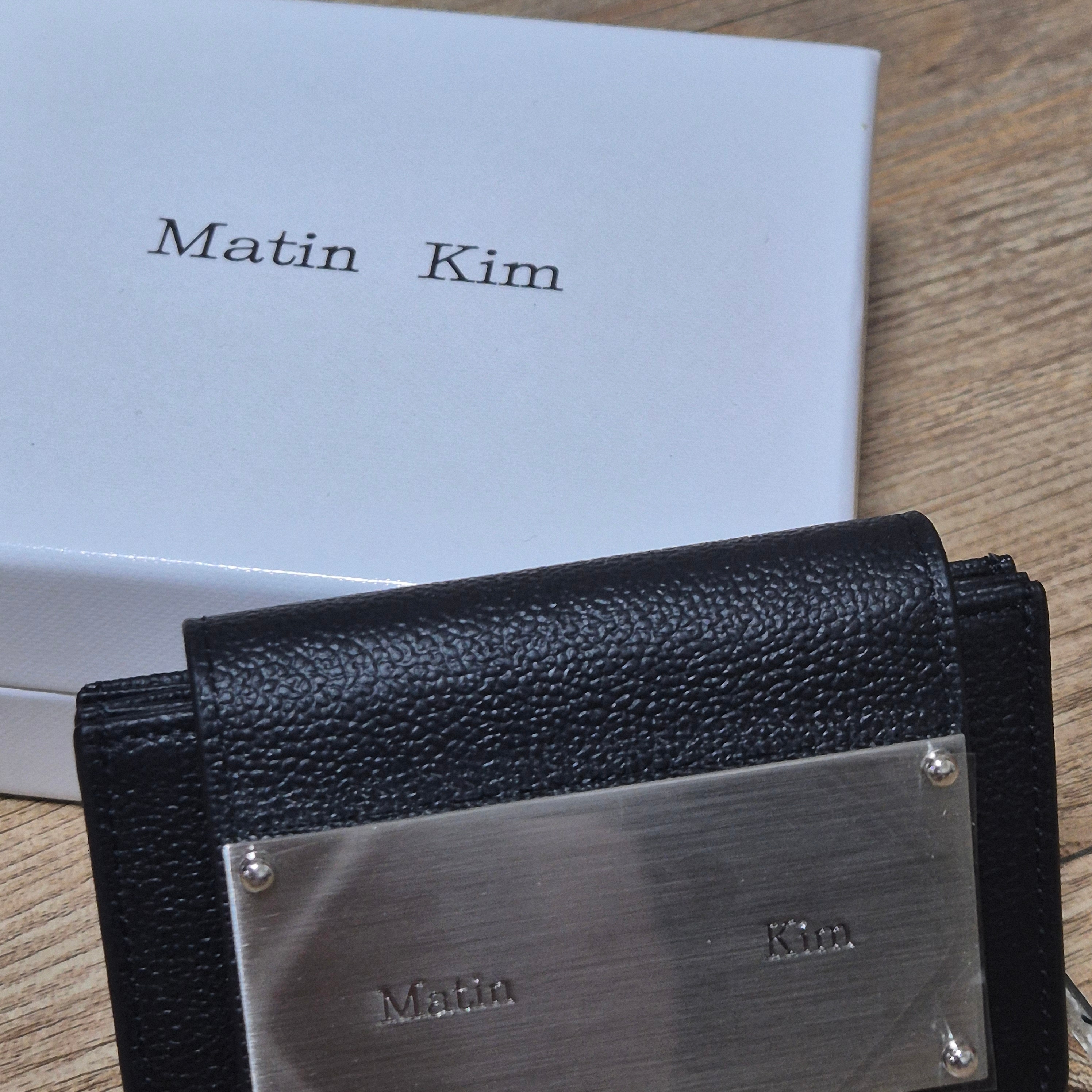 Matin Kim Accordion Wallet Black 착용 스타일
