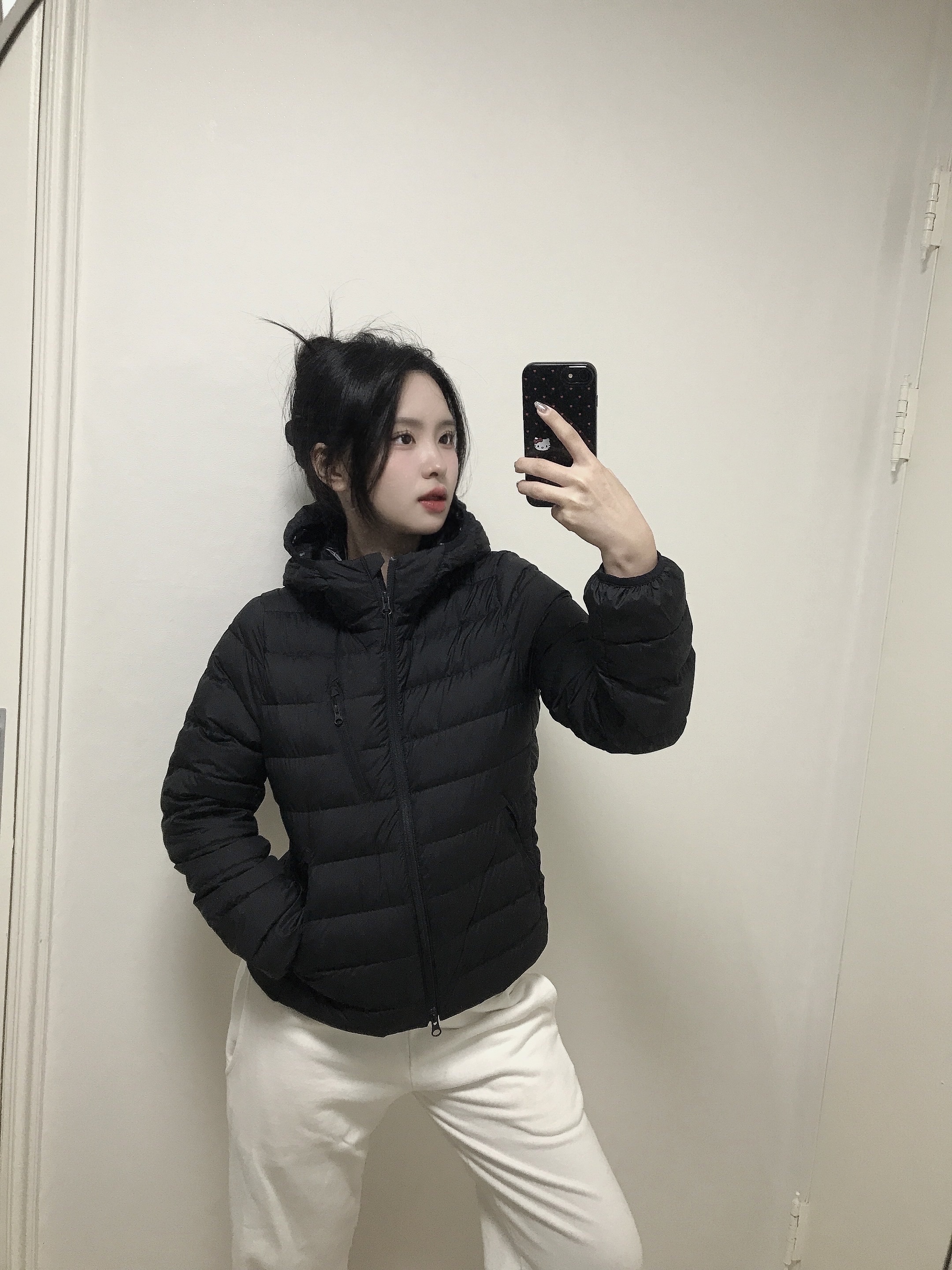 (W) Musinsa Standard City Leisure Hooded Light Down Jacket Black, Musinsa Standard City Leisure Hooded Light Down Jacket Black 착용 스타일 - 1