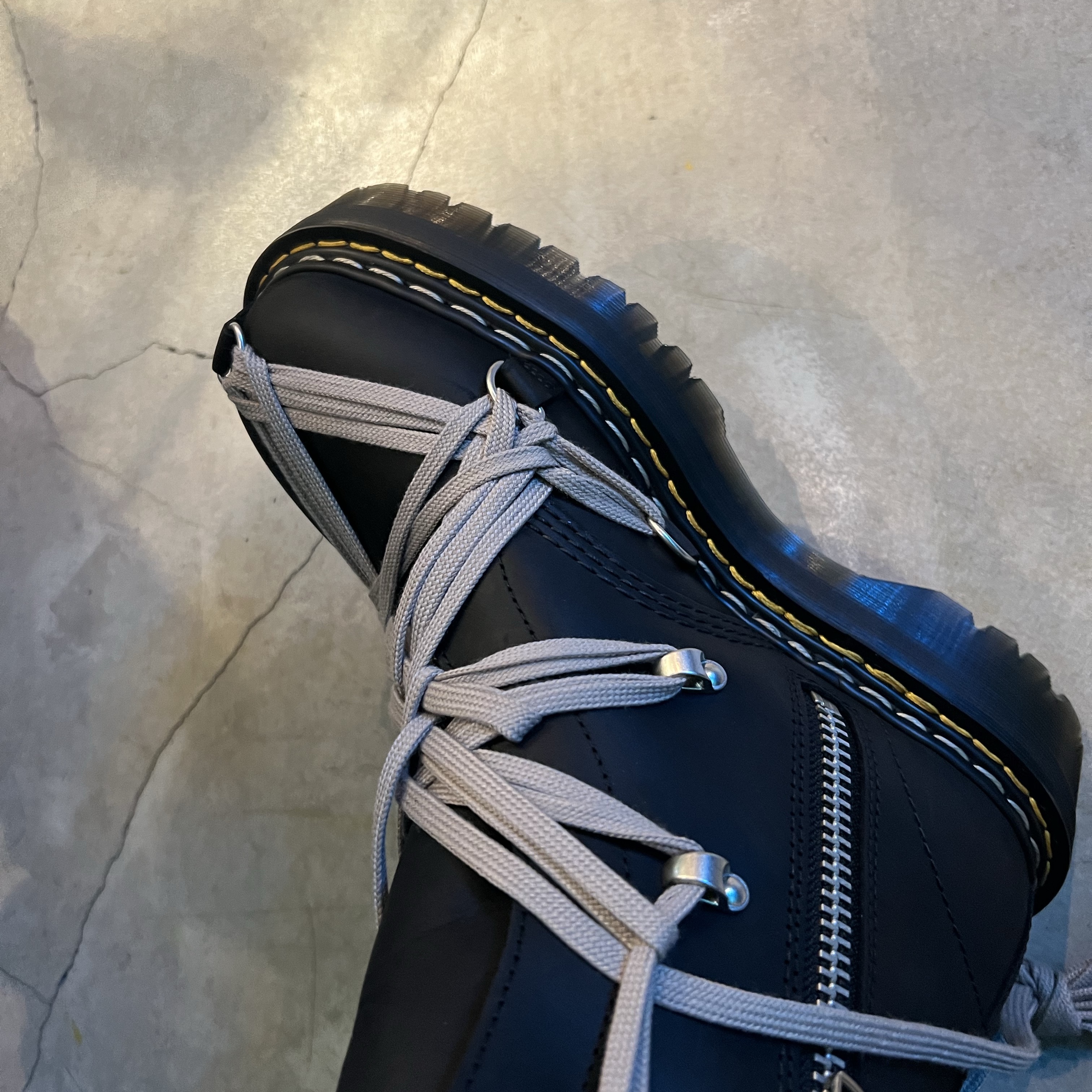 Dr. Martens x Rick Owens 1460 Quad Sole Mega Lace Boots Black 착용 스타일 - 2