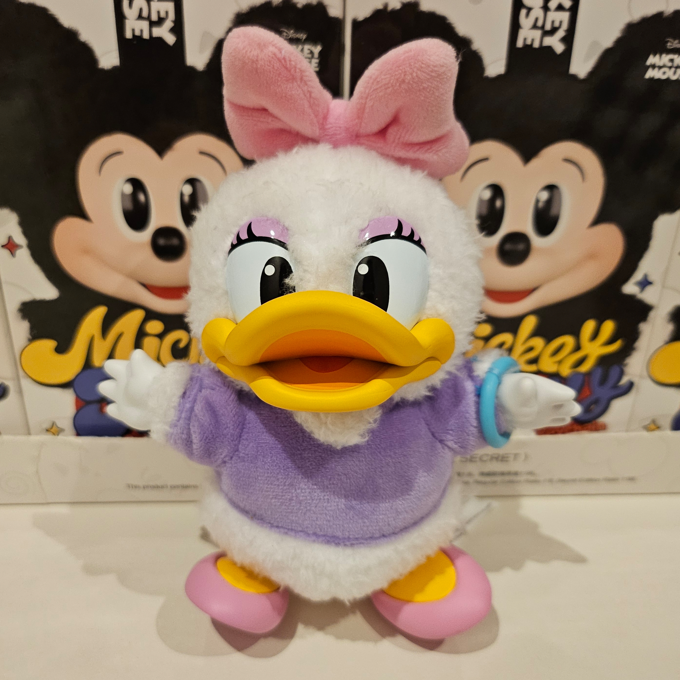 Pop Mart Mickey Family Cute Together Keychain Series Sealed Case (1 Blind Box) 착용 스타일