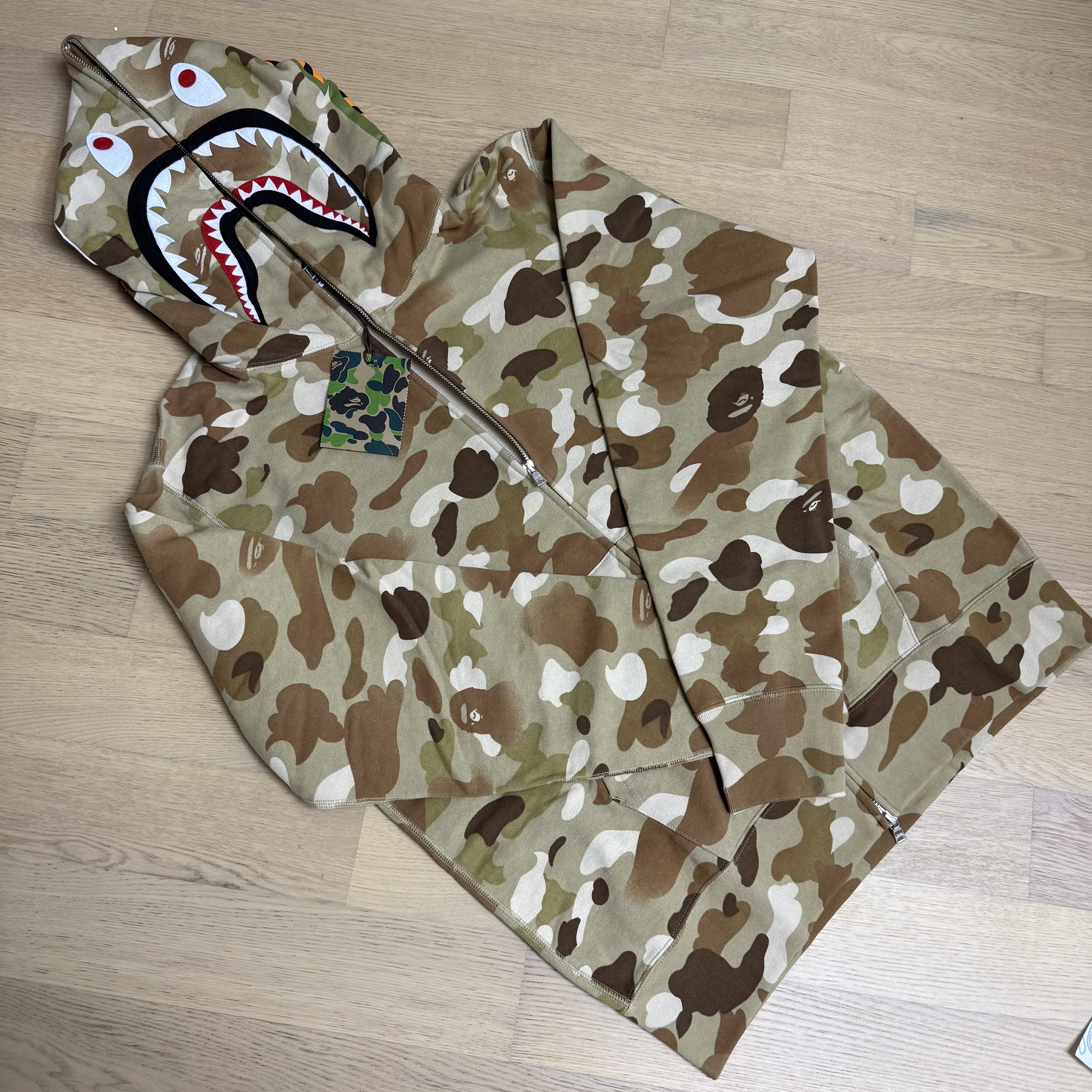 BAPE Gradation Camo Shark Full Zip Hoodie Beige 착용 스타일 - 2
